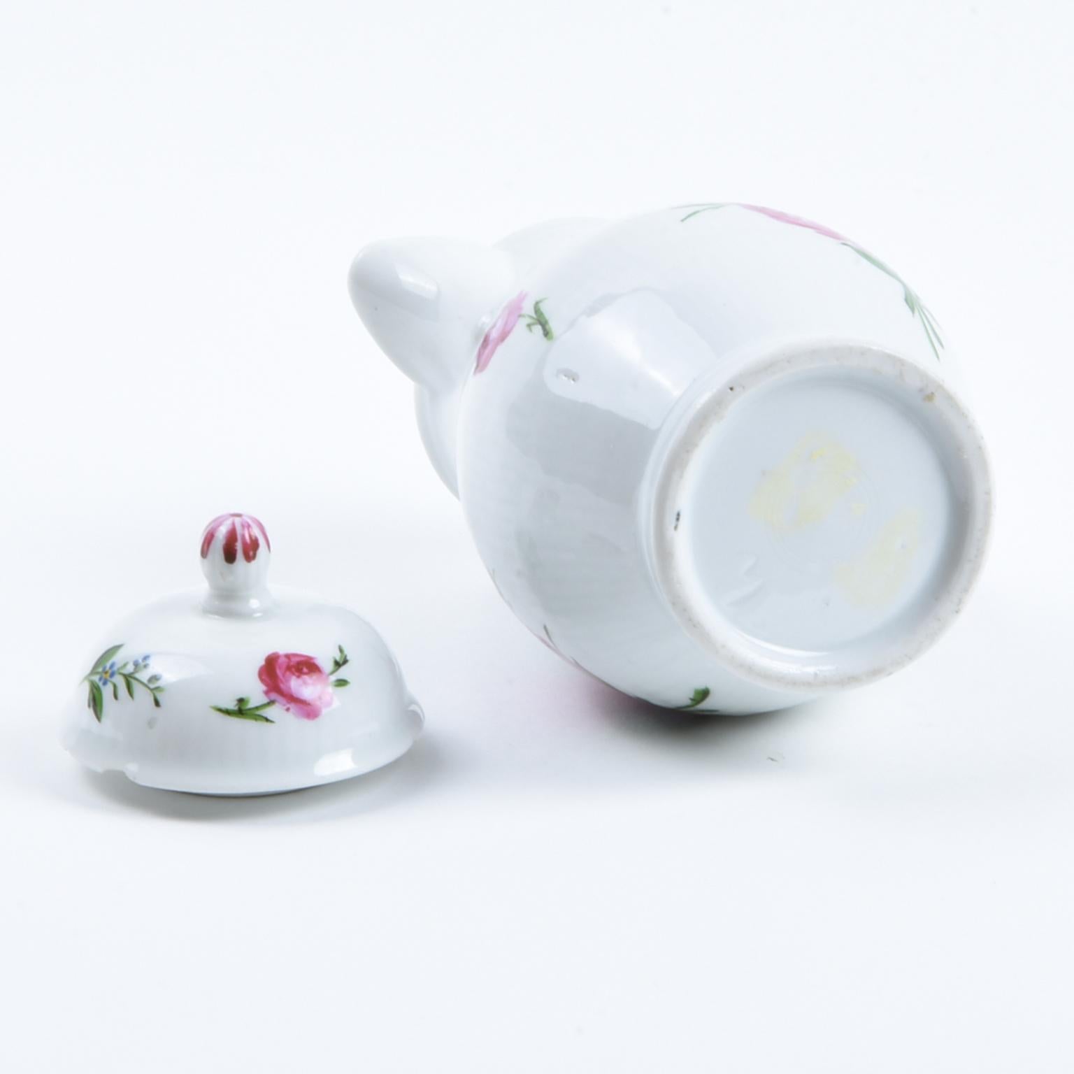 18th Century Thuringia Wallendorf Porcelain Teapot In Good Condition For Sale In Berlin, Berlin