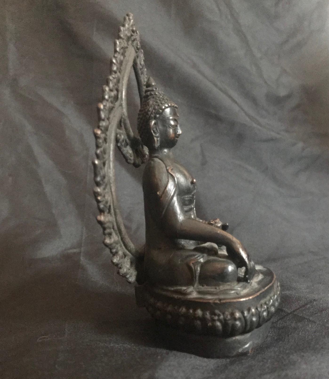 Shakyamuni-Buddha aus tibetischer Bronze aus dem 18.

Eine seltene und wichtige Bronzefigur des Shakyamuni Buddha. Diese Statue sitzt auf einem perlenbesetzten Lotussockel. Der Finger der rechten Hand spreizt sich nach unten in Bhumisparsha Mudra