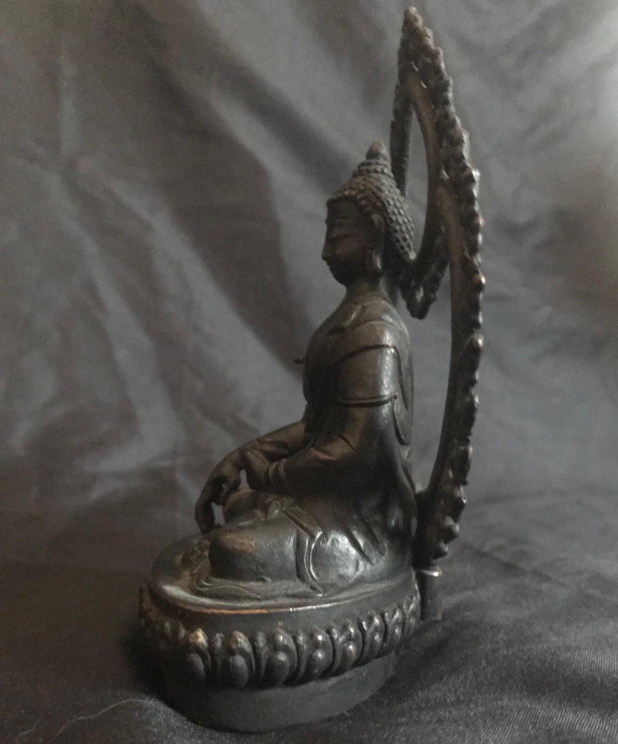 Tibetischer Shakyamuni-Buddha aus Bronze des 18. Jahrhunderts (Gegossen) im Angebot