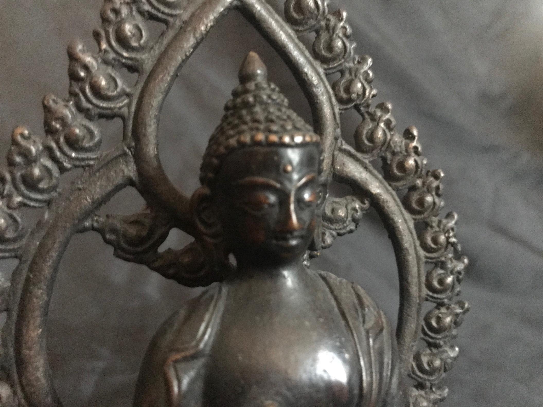 Tibetischer Shakyamuni-Buddha aus Bronze des 18. Jahrhunderts (18. Jahrhundert und früher) im Angebot