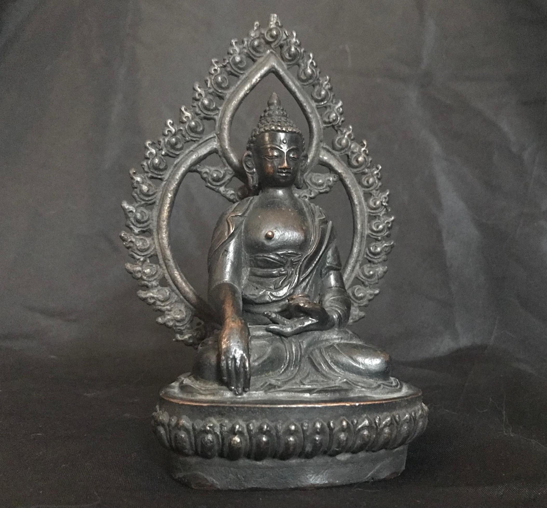 Tibetischer Shakyamuni-Buddha aus Bronze des 18. Jahrhunderts im Angebot 3