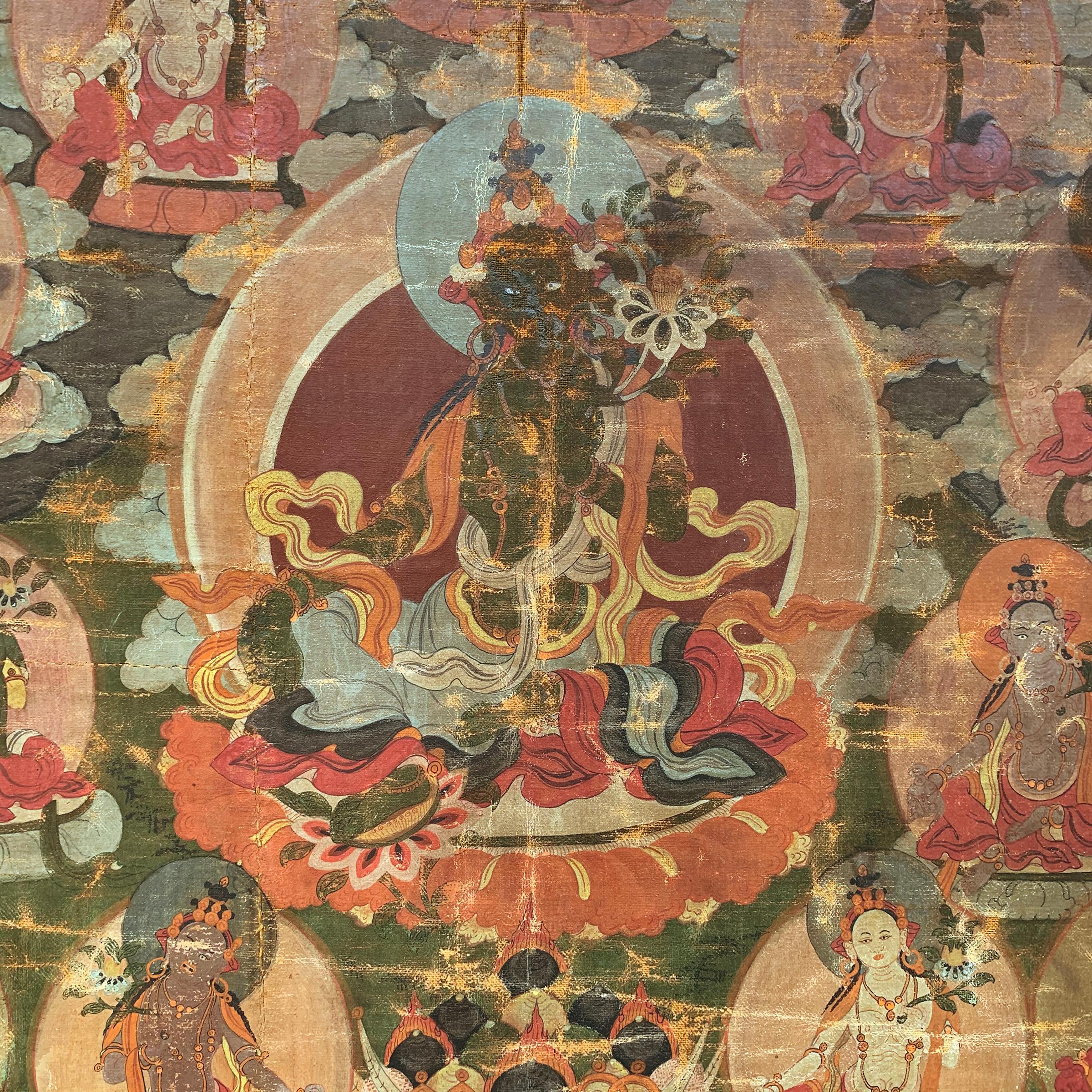 Rare Thangka tibétain du XVIIIe siècle représentant la Tara verte assise sur un trône de lotus, prête à descendre pour offrir réconfort et protection à tous les êtres souffrants. Sa main droite est tendue dans le geste du don et sa main gauche dans