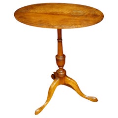 Table à thé ovale à plateau basculant en érable tigré du 18ème siècle de style Queen Anne