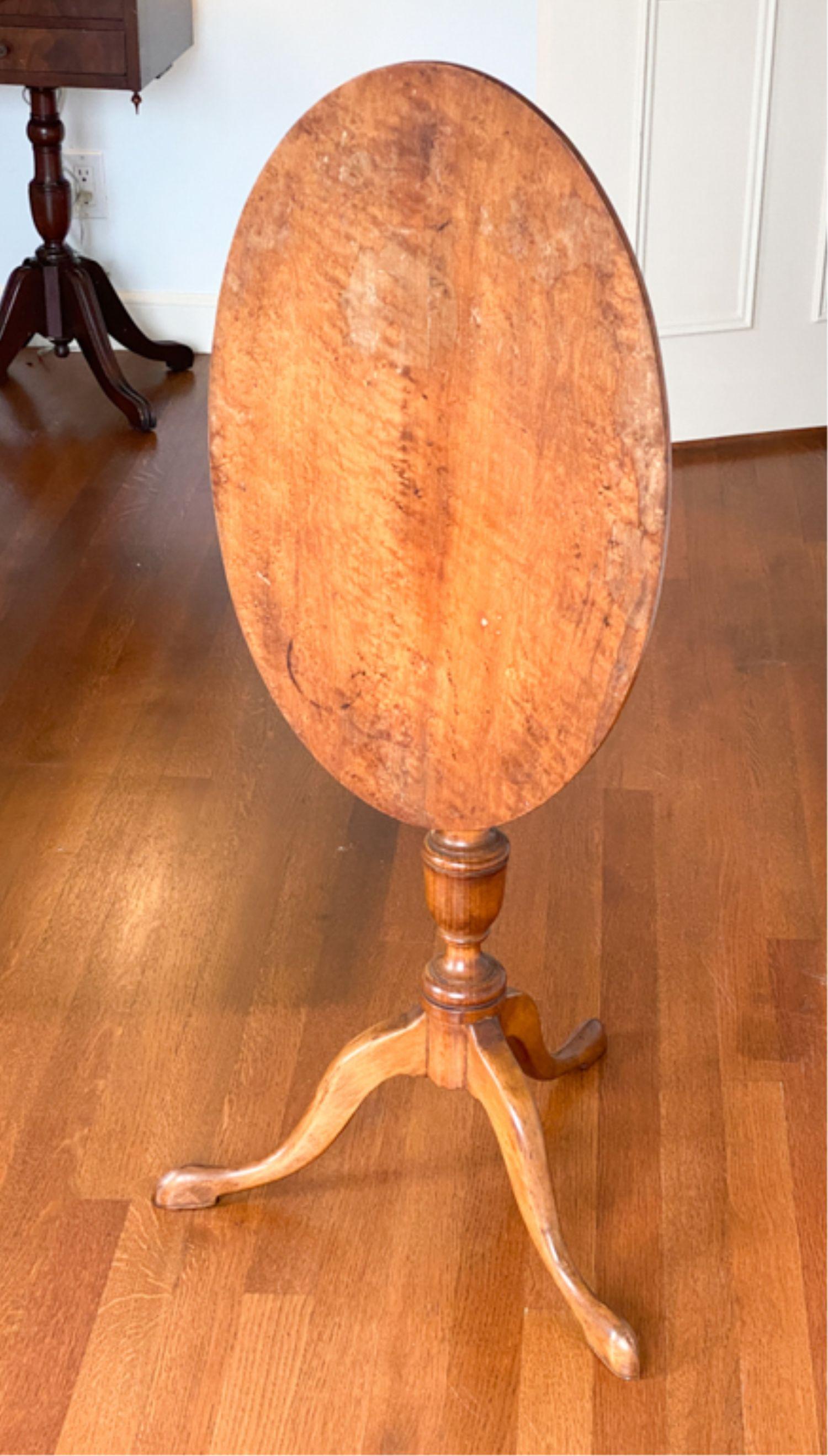 18th-Century antique tiger maple tilt-top Queen Anne tea table in an unusual oval shape. Item features remarkable tiger stripe wood grain, Queen Anne tripod base, fantastic patina, very nice table.
Measurements: 26