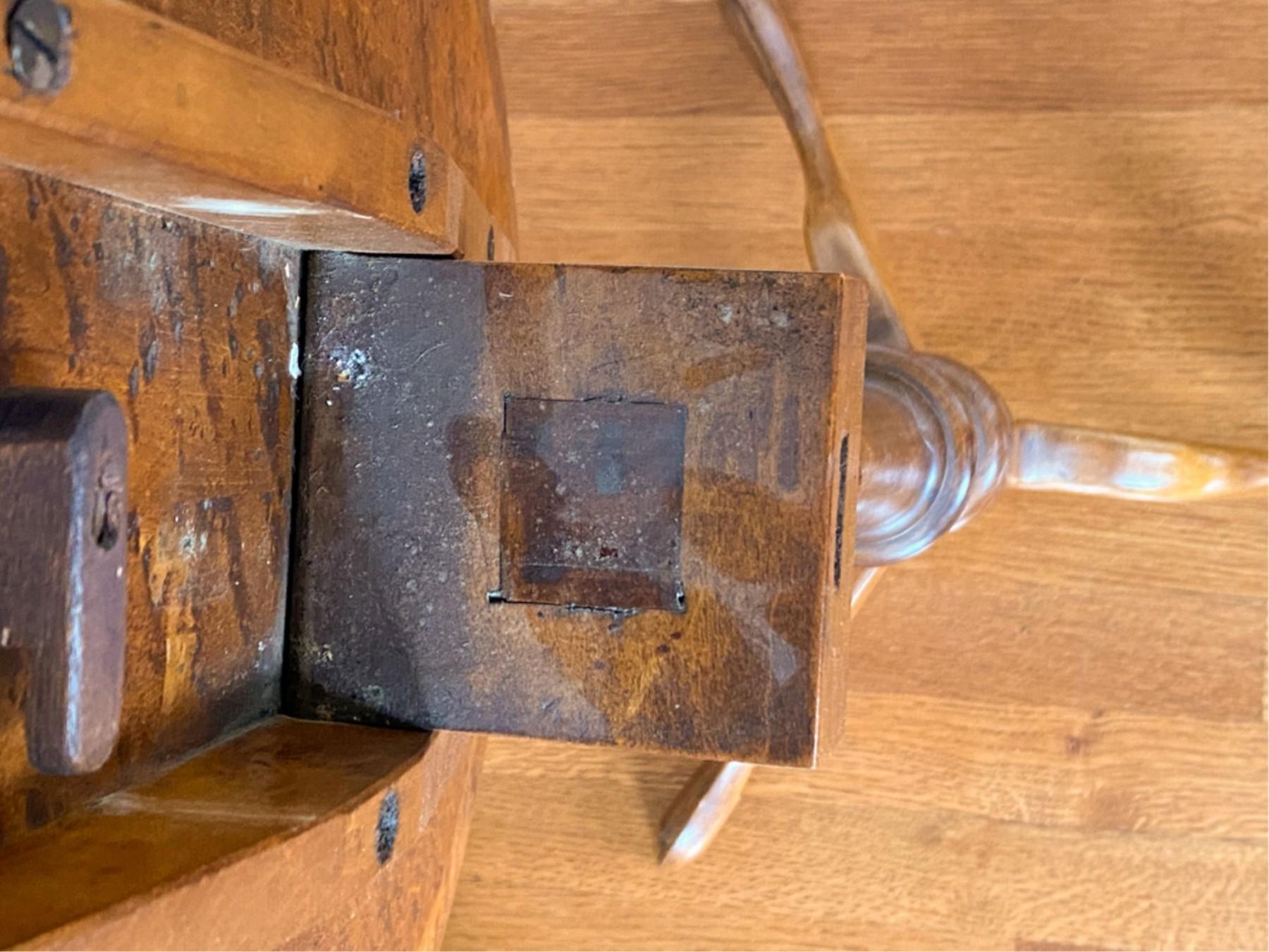 Table à thé ovale à plateau basculant en érable tigré du 18ème siècle de style Queen Anne en vente 2