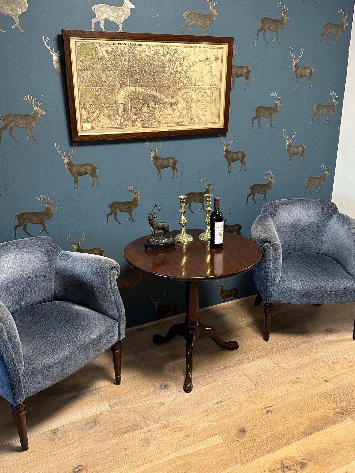 Très belle pièce ancienne du 18e siècle en acajou, en parfait et complet état d'origine. Il s'agit d'un exemple frappant. Il est doté d'un magnifique plateau en acajou, fabriqué d'une seule pièce. Il est également doté de la base de colonne la plus