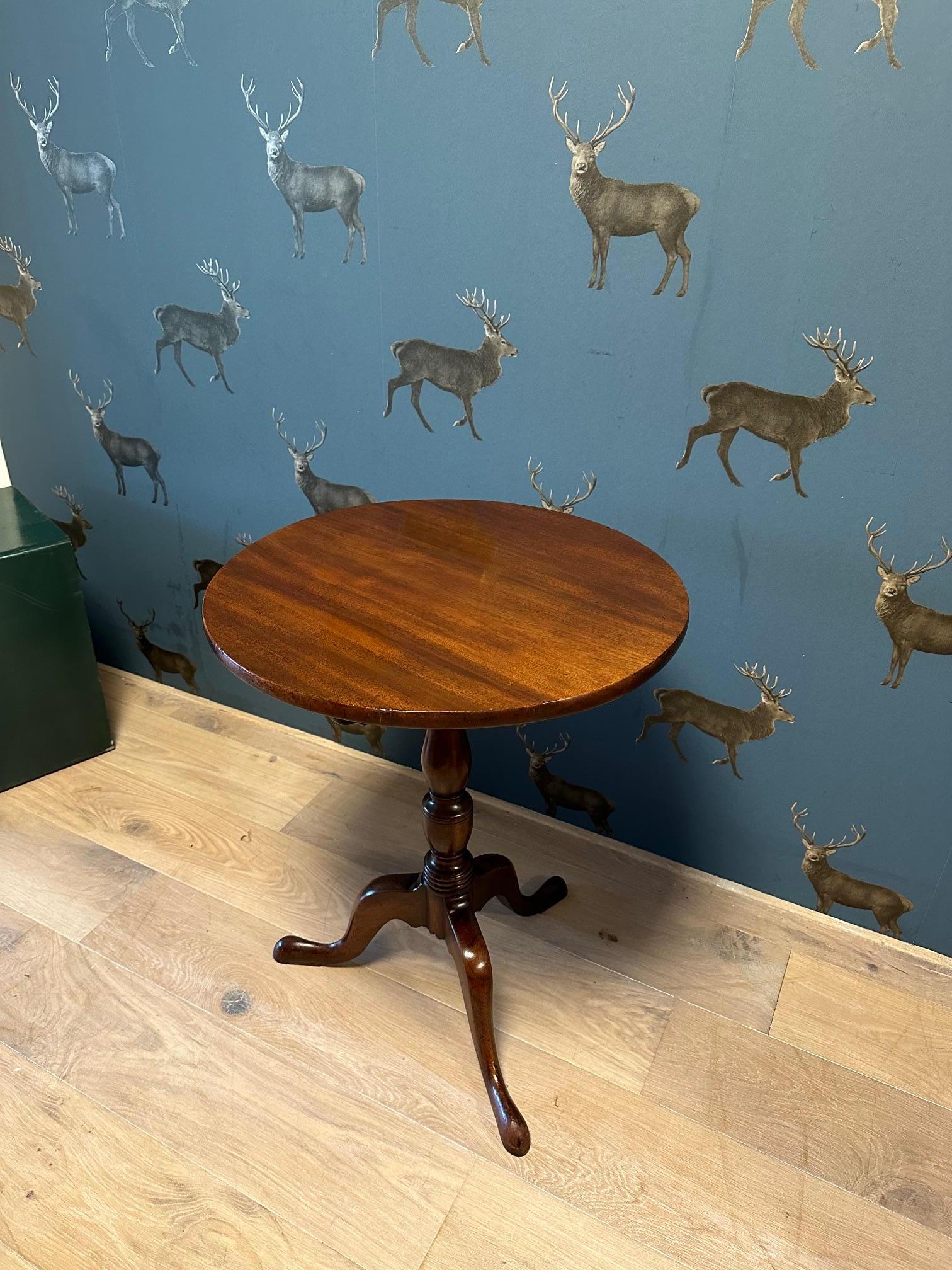 Beautiful antique mahogany side table. Also called a tilt top table.
It is a table from the 18th century in perfect condition. Warm colour.
Top is made from 1 piece of mahogany.
Origin: England
Period: ca. 1780
Size: Diameter 58cm, height 74cm