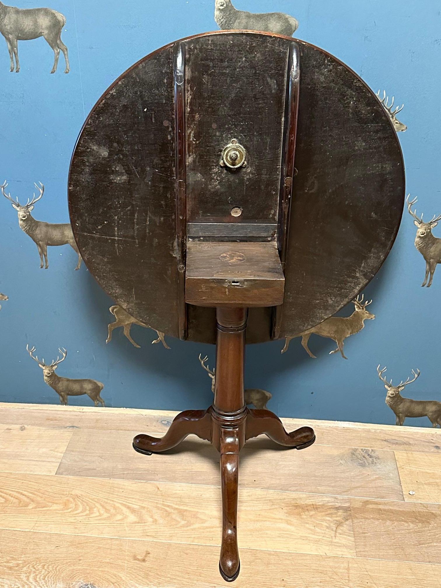 Milieu du XVIIIe siècle Table à plateau basculant du 18e siècle en vente