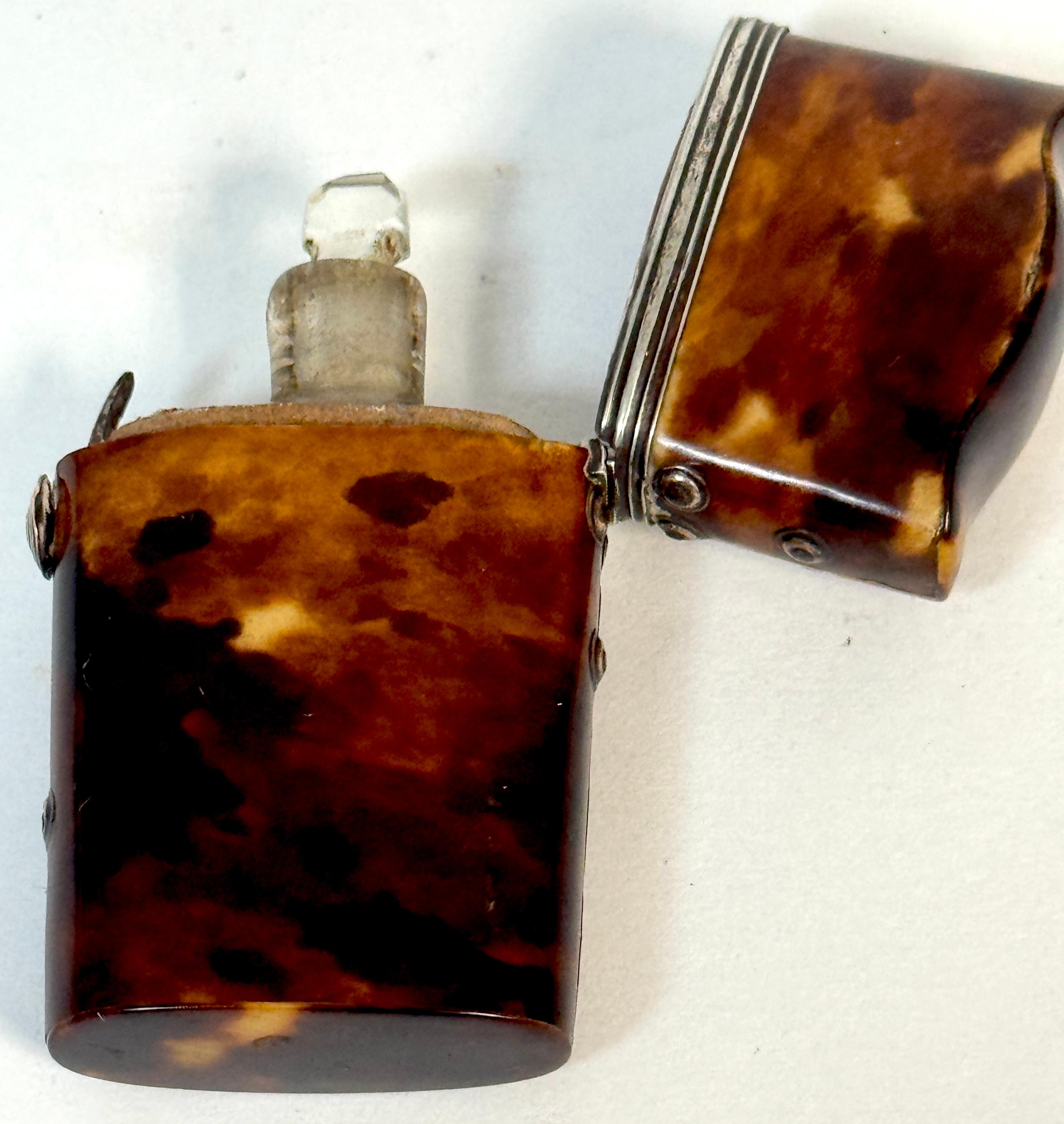 Parfüm-Etui aus Schildpatt und Silber aus dem 18. Jahrhundert mit Glasflasche im Angebot 4