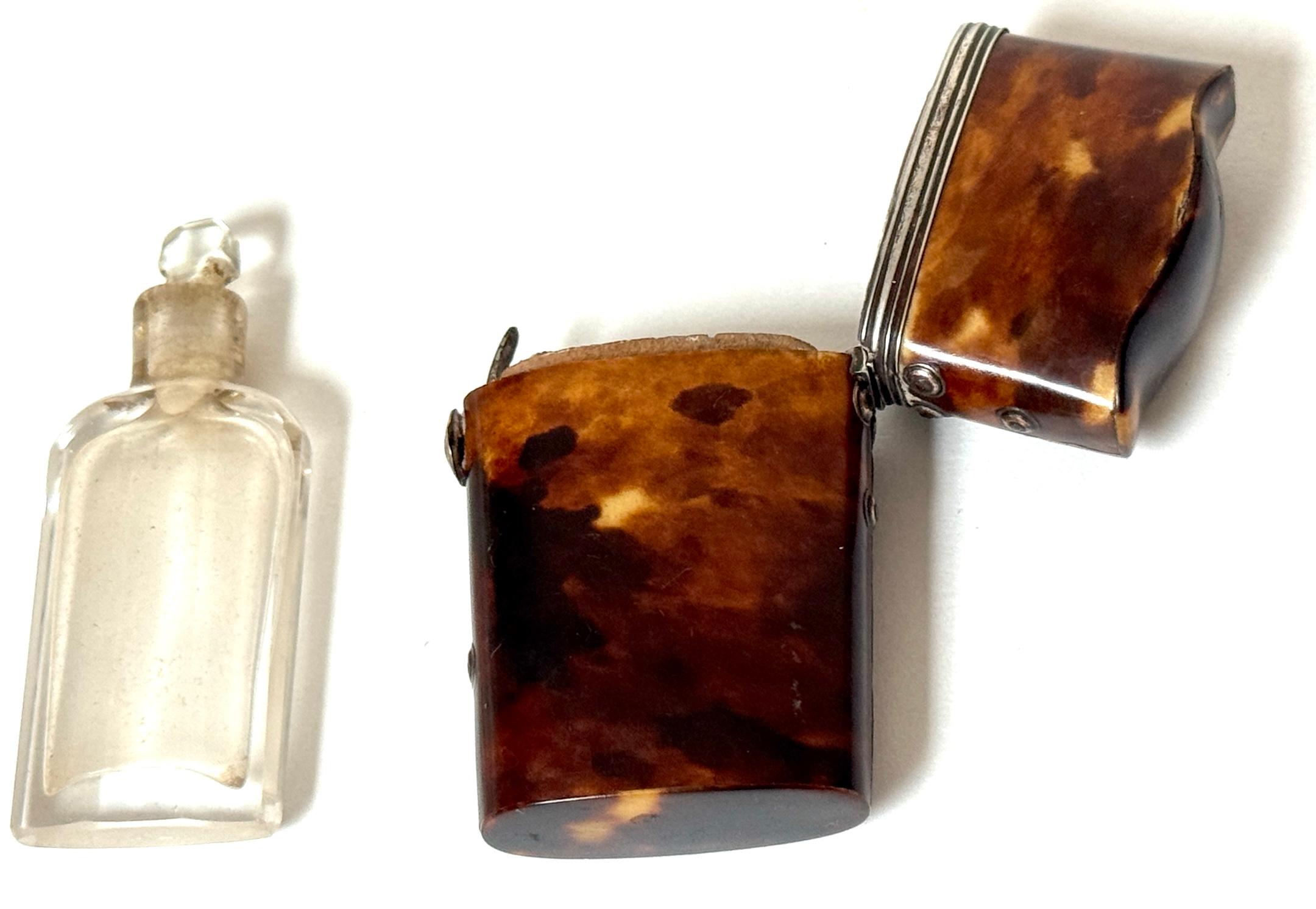 Parfüm-Etui aus Schildpatt und Silber aus dem 18. Jahrhundert mit Glasflasche im Angebot 6