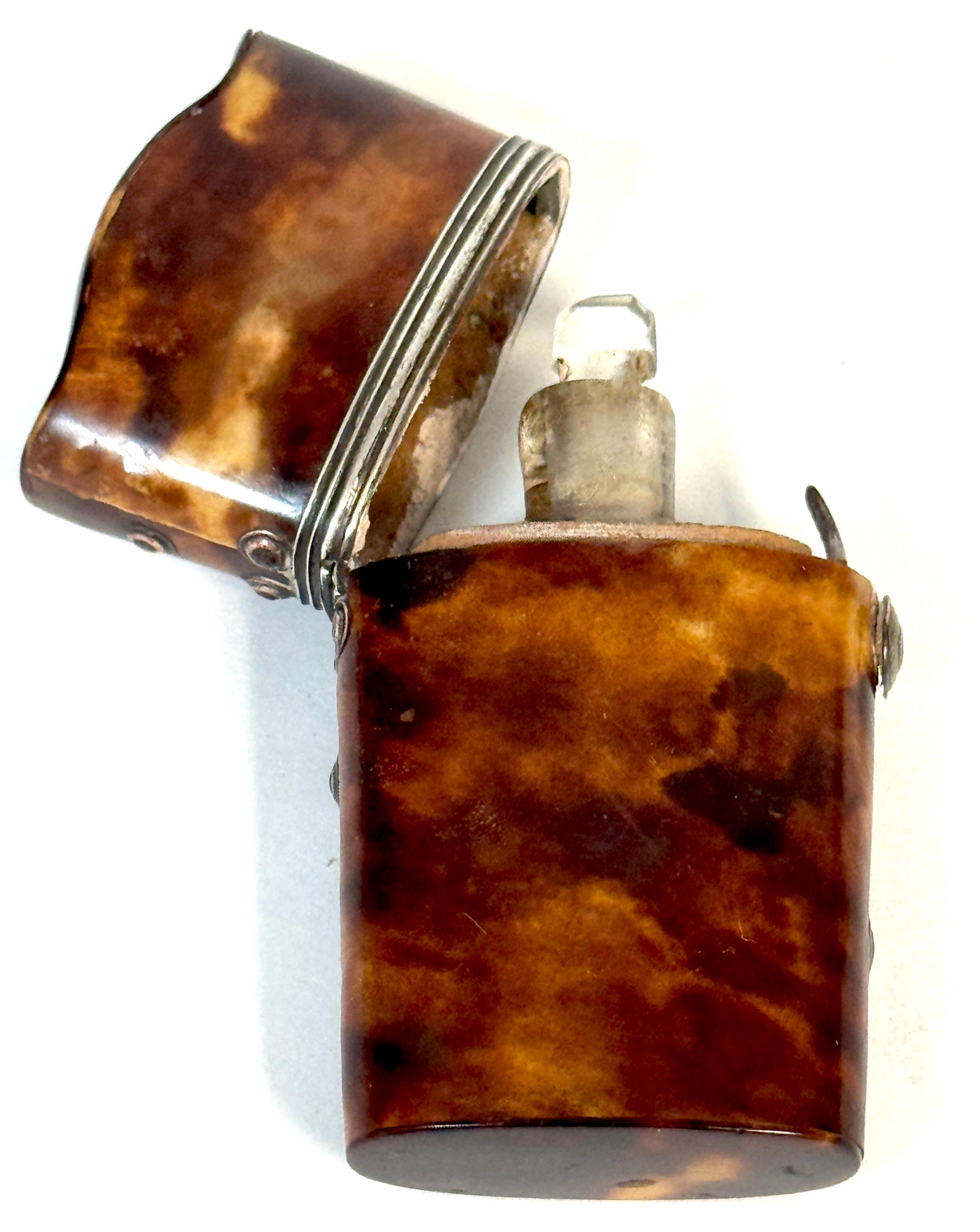 Parfüm-Etui aus Schildpatt und Silber aus dem 18. Jahrhundert mit Glasflasche im Angebot 7