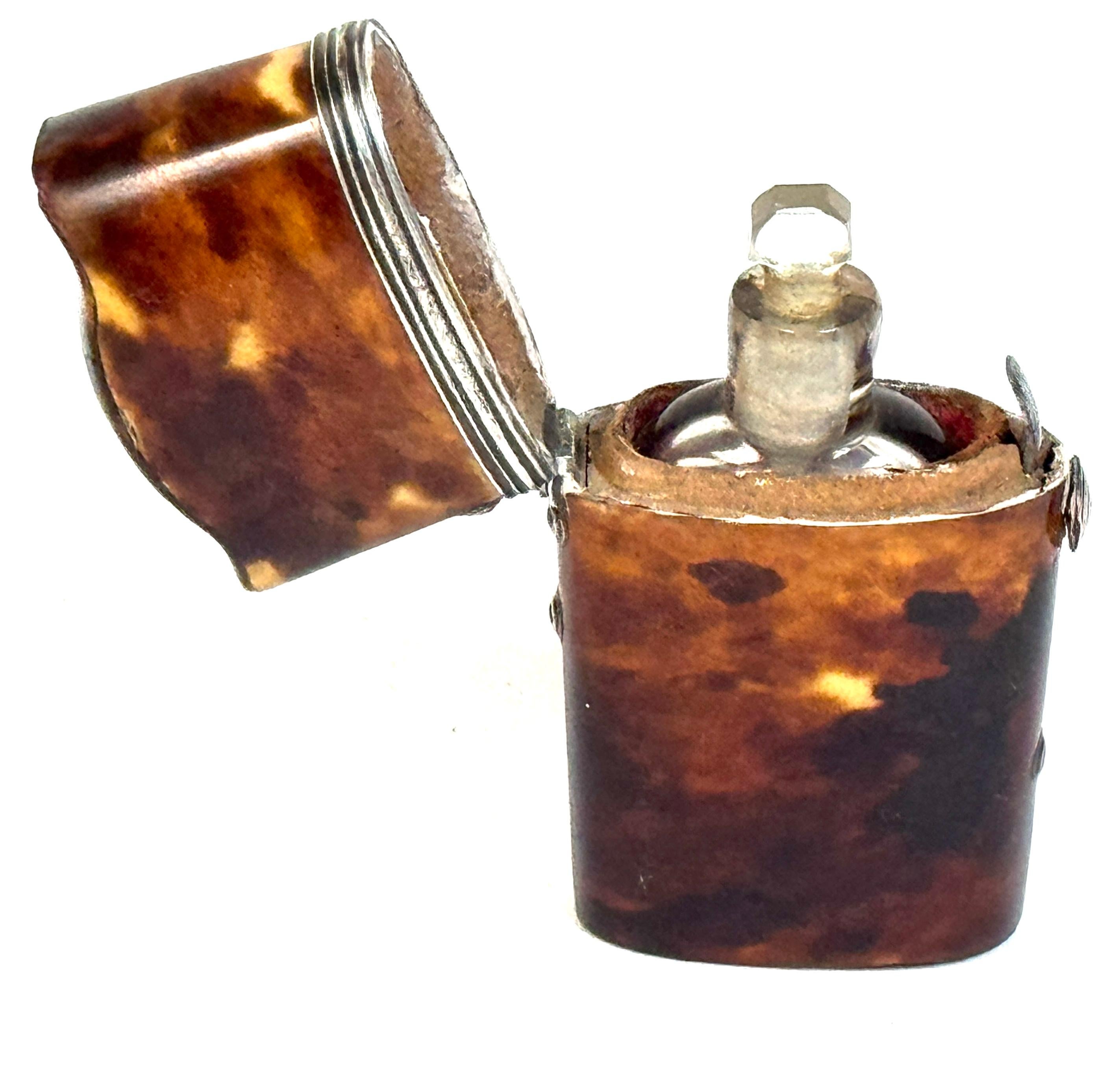 Parfüm-Etui aus Schildpatt und Silber aus dem 18. Jahrhundert mit Glasflasche
England oder Frankreich, ca. 1775-1790
Abmessungen: 2,5