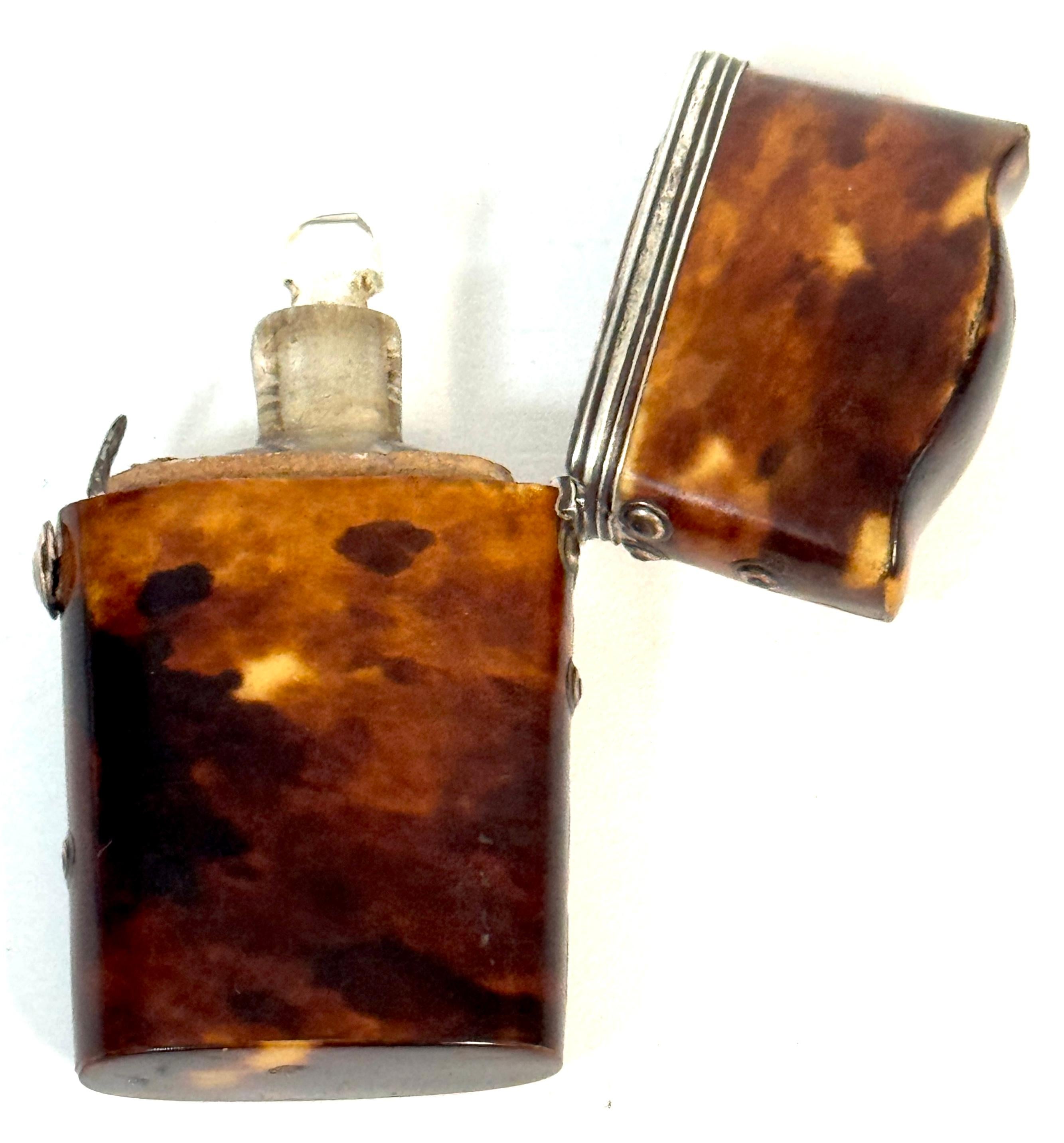Parfüm-Etui aus Schildpatt und Silber aus dem 18. Jahrhundert mit Glasflasche (Georgian) im Angebot