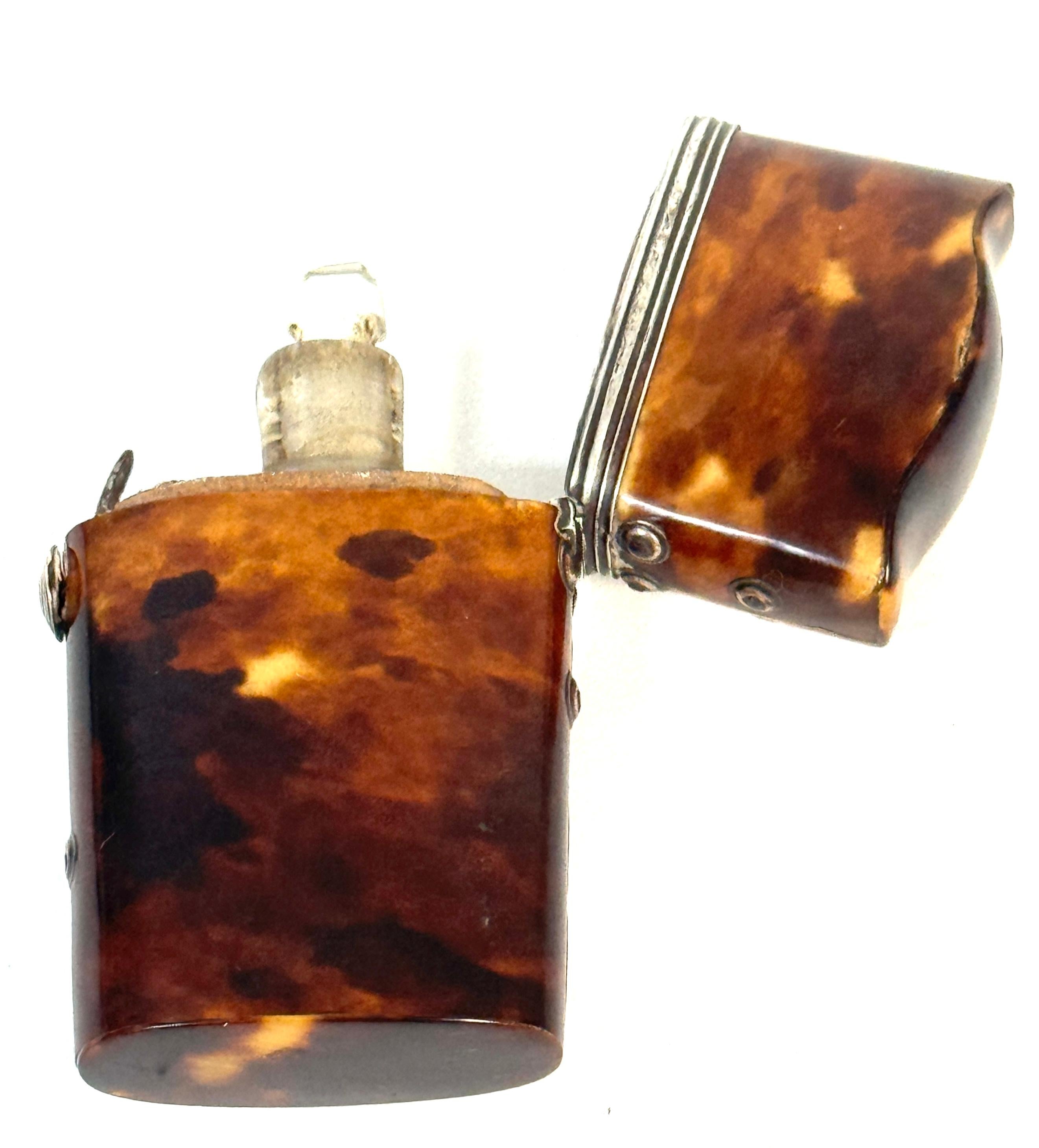 Parfüm-Etui aus Schildpatt und Silber aus dem 18. Jahrhundert mit Glasflasche (Europäisch) im Angebot