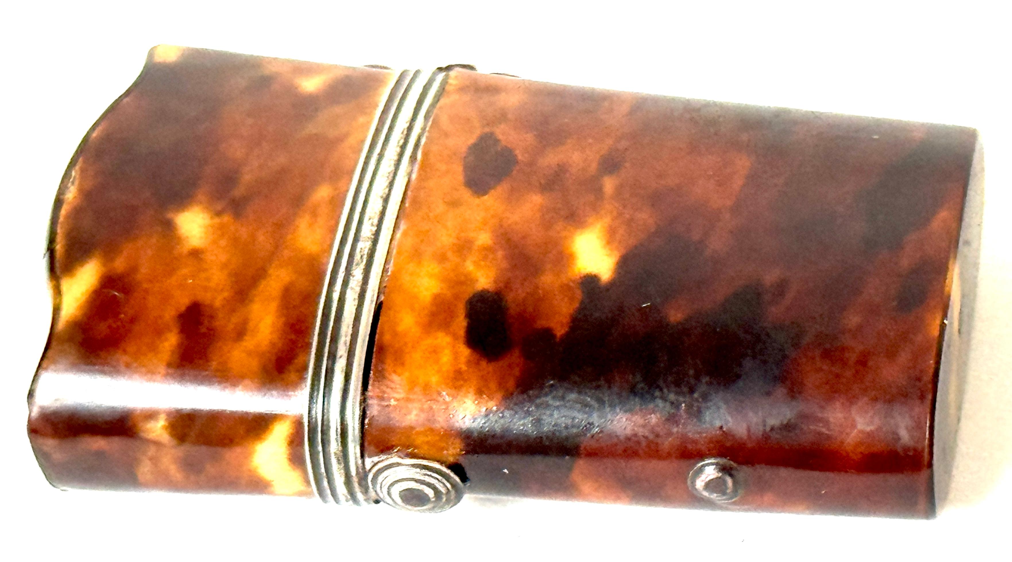 Parfüm-Etui aus Schildpatt und Silber aus dem 18. Jahrhundert mit Glasflasche (18. Jahrhundert und früher) im Angebot