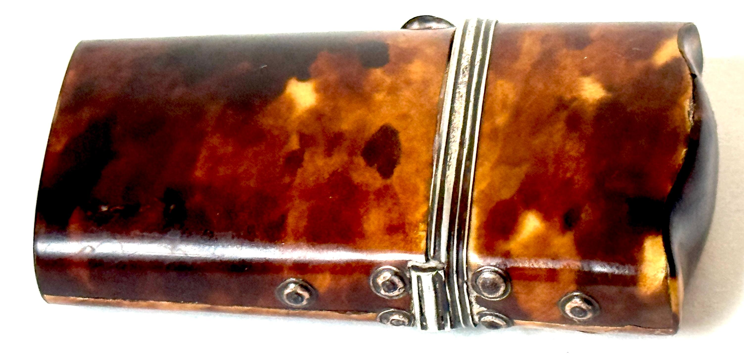 Parfüm-Etui aus Schildpatt und Silber aus dem 18. Jahrhundert mit Glasflasche im Angebot 1