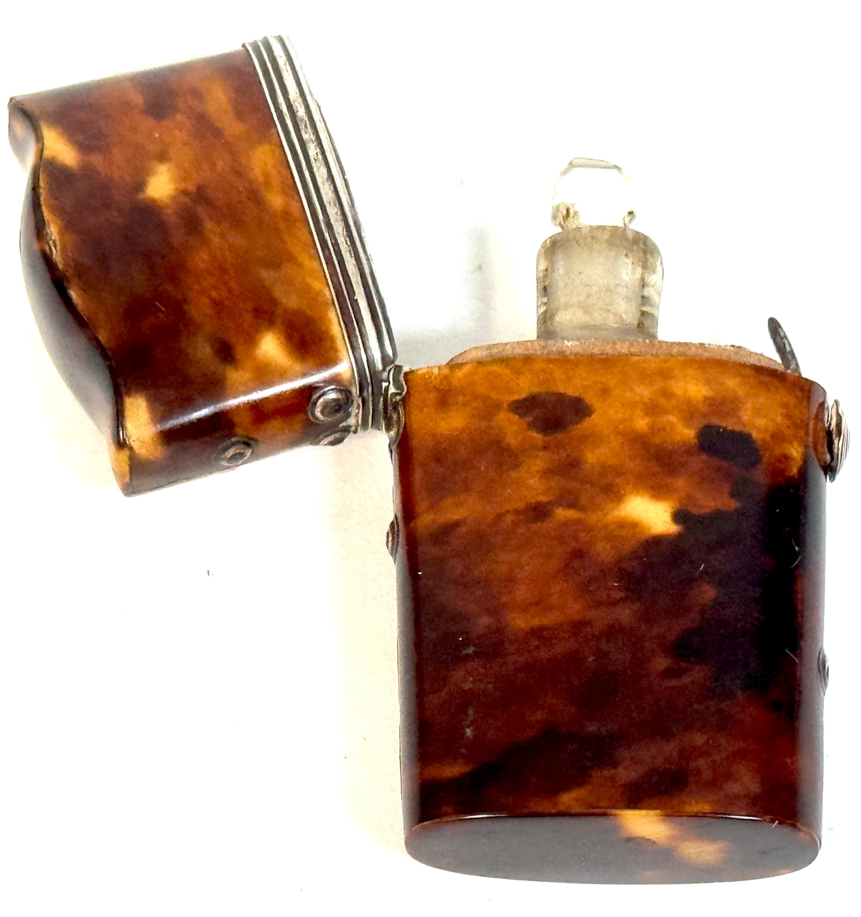 Parfüm-Etui aus Schildpatt und Silber aus dem 18. Jahrhundert mit Glasflasche im Angebot 3