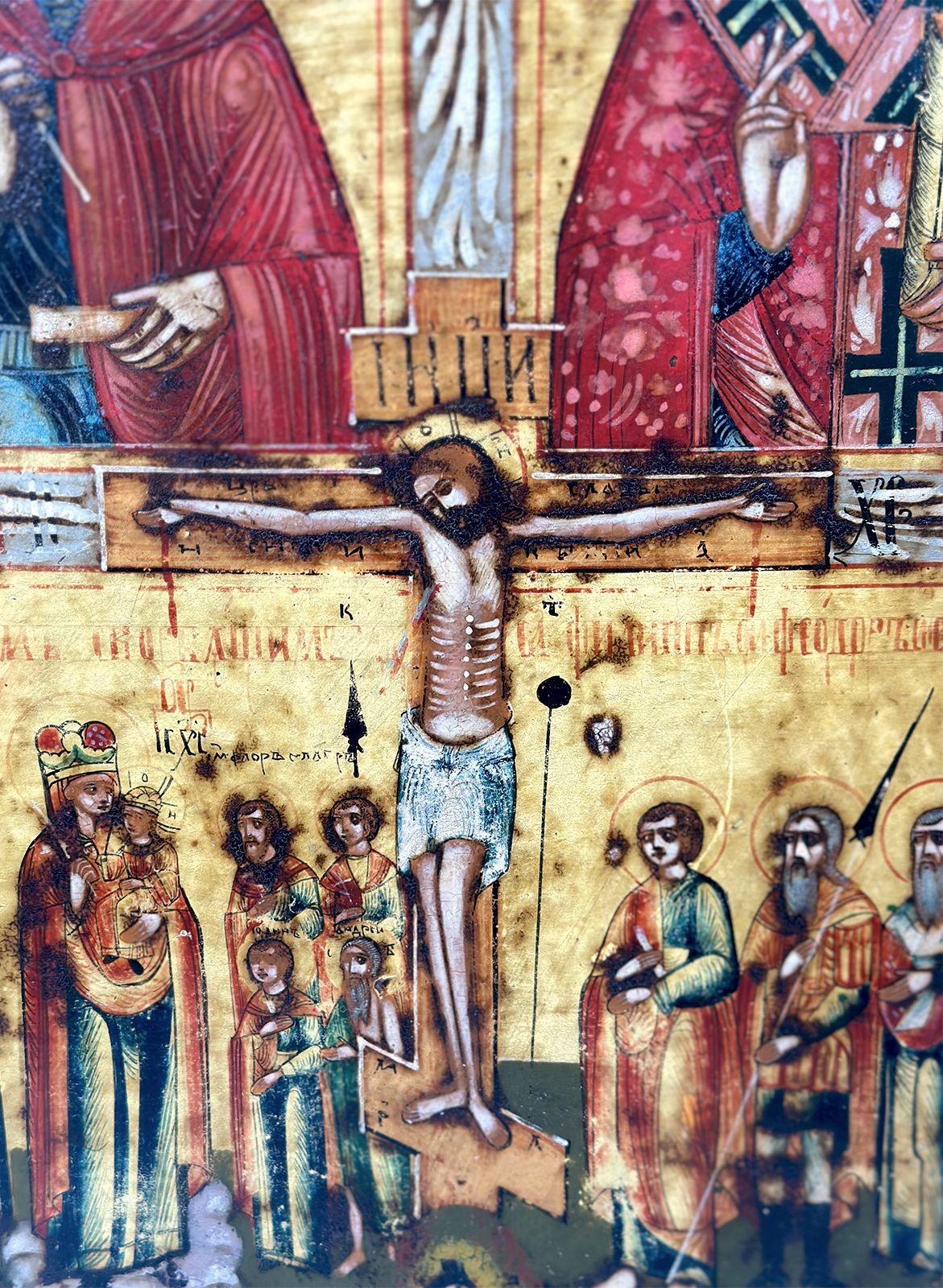 Icona tradizionale russa realizzata nel XVIII secolo, raffigurante la crocifissione di Gesù che è circondato da vari santi come San Bonifacio e San Nicola sulla parte superiore. Include anche una rappresentazione della Venerazione della Vergine e