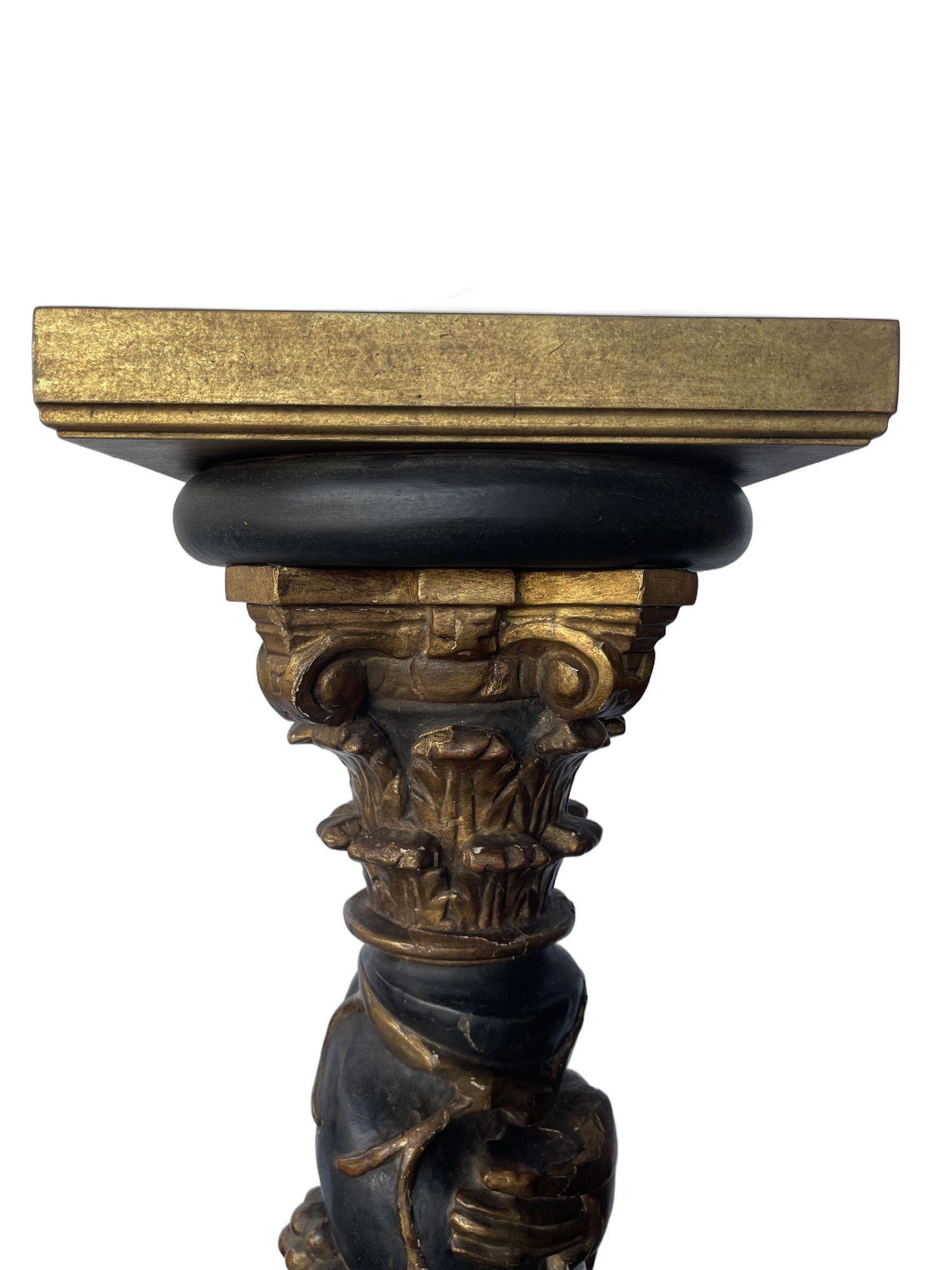 Einzelner traditioneller spanischer architektonischer Solomonensockel aus dem 18. Es ist mit korinthischen architektonischen Mustern, Weintrauben und botanischen Details verziert. Einige Elemente sind neu geschnitzt.
Abmessungen:
H: 71