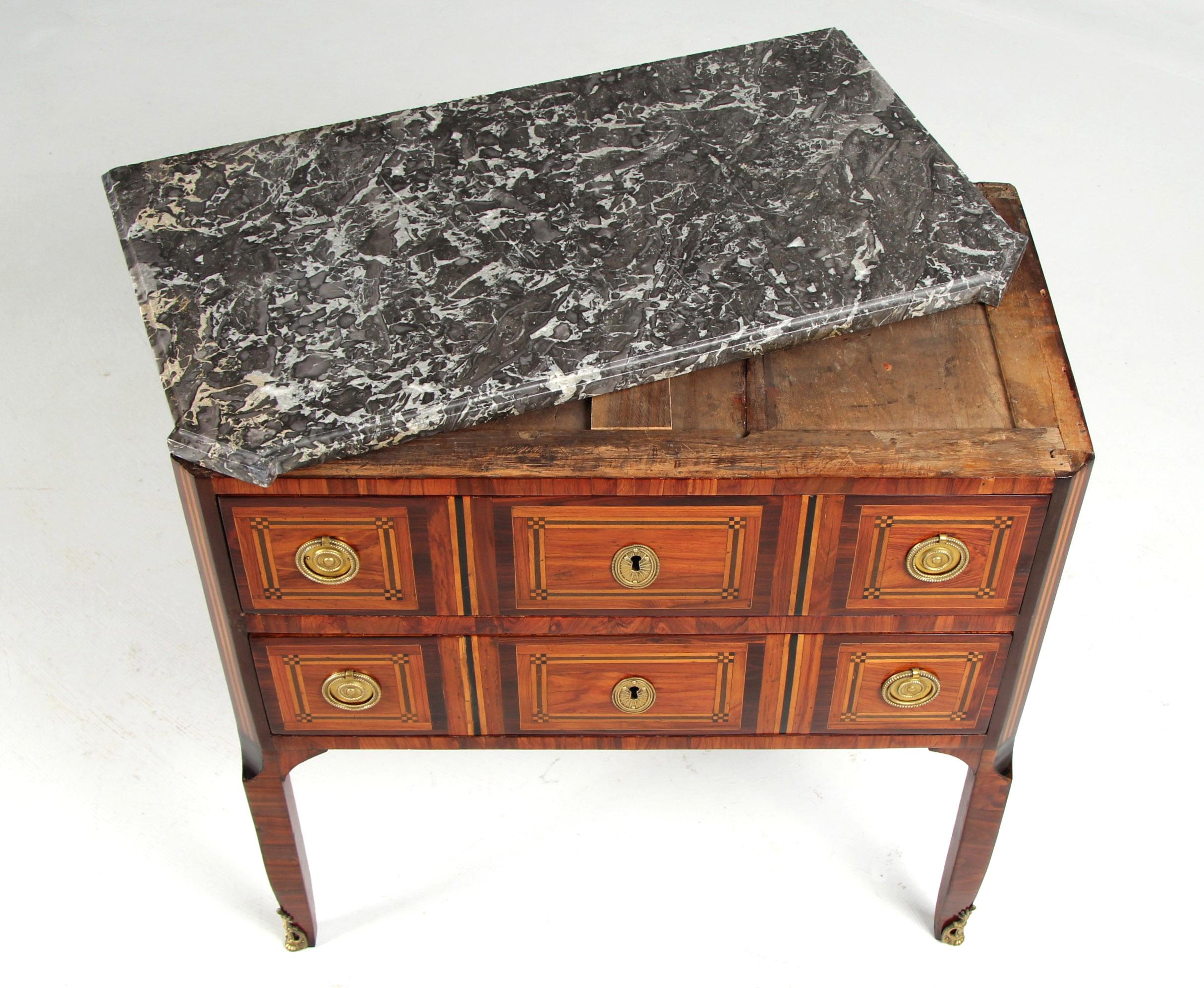 Cassettiera di transizione del XVIII secolo con piano in marmo, Francia, circa 1780 in vendita 2