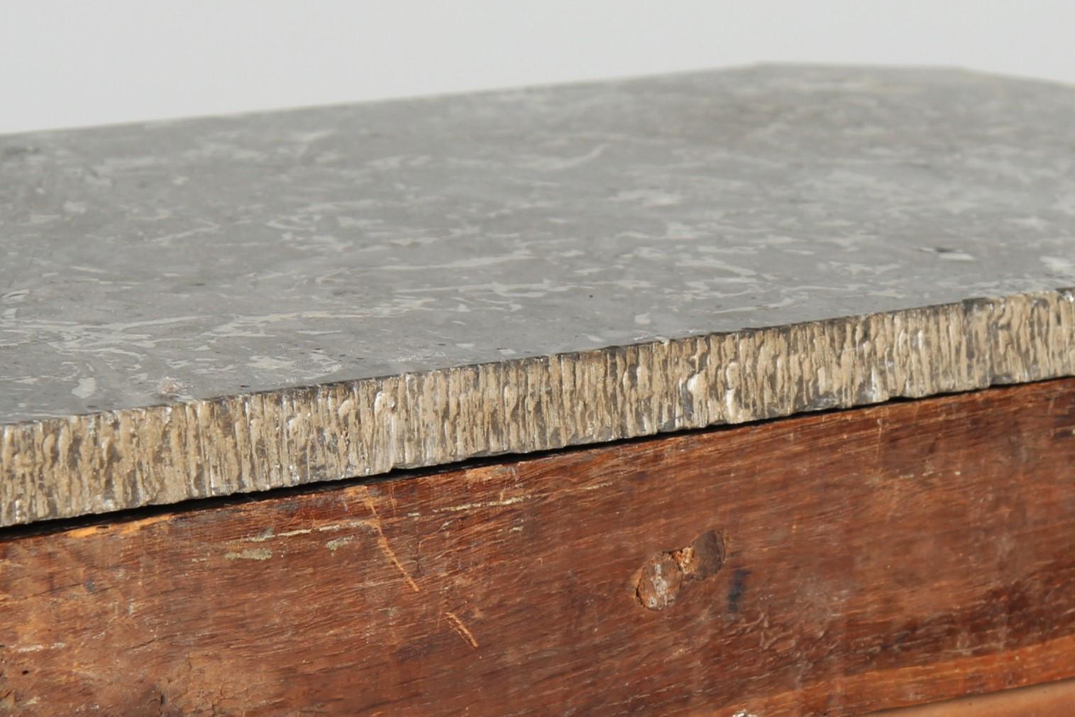 Cassettiera di transizione del XVIII secolo con piano in marmo, Francia, circa 1780 in vendita 4