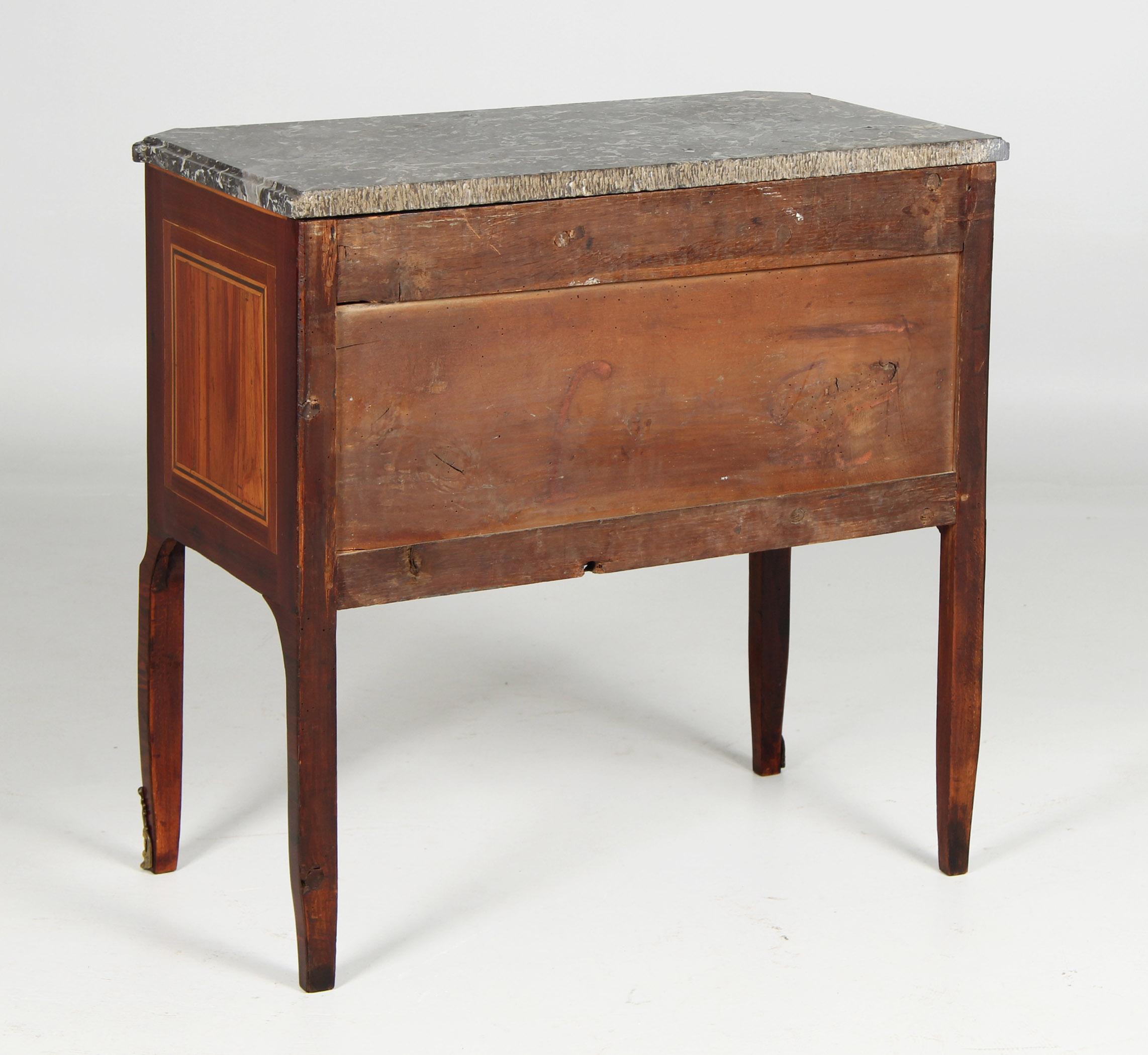 Cassettiera di transizione del XVIII secolo con piano in marmo, Francia, circa 1780 in vendita 5