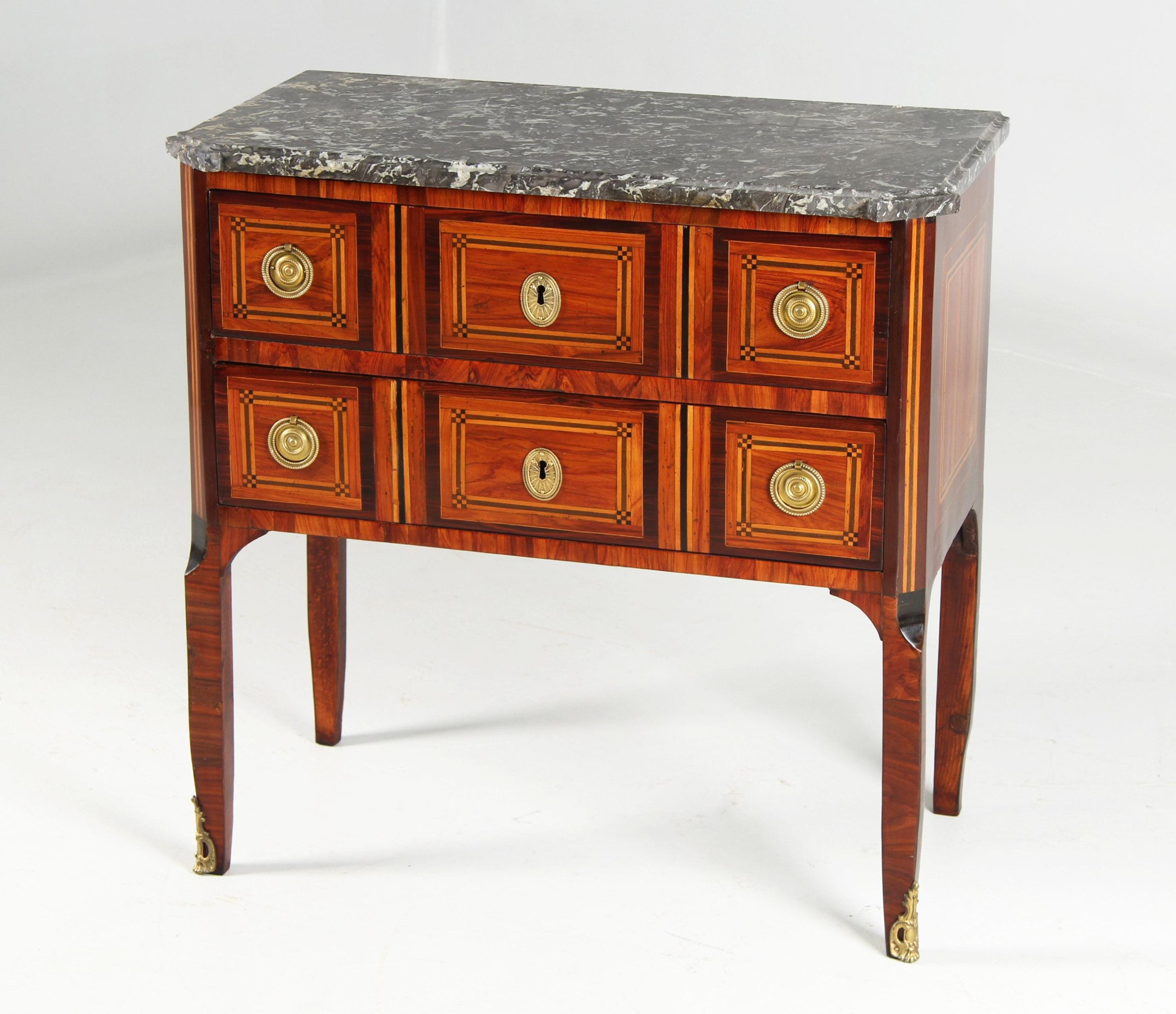 Cassettiera piccola con piano in marmo

Francia
Palissandro e altri
Transizione intorno al 1780

Dimensioni: H. H. x L. x P.: 77 x 78 x 43 cm.

Descrizione:
Delicata cassettiera francese del periodo di transizione intorno al 1780.

Il corpo a due