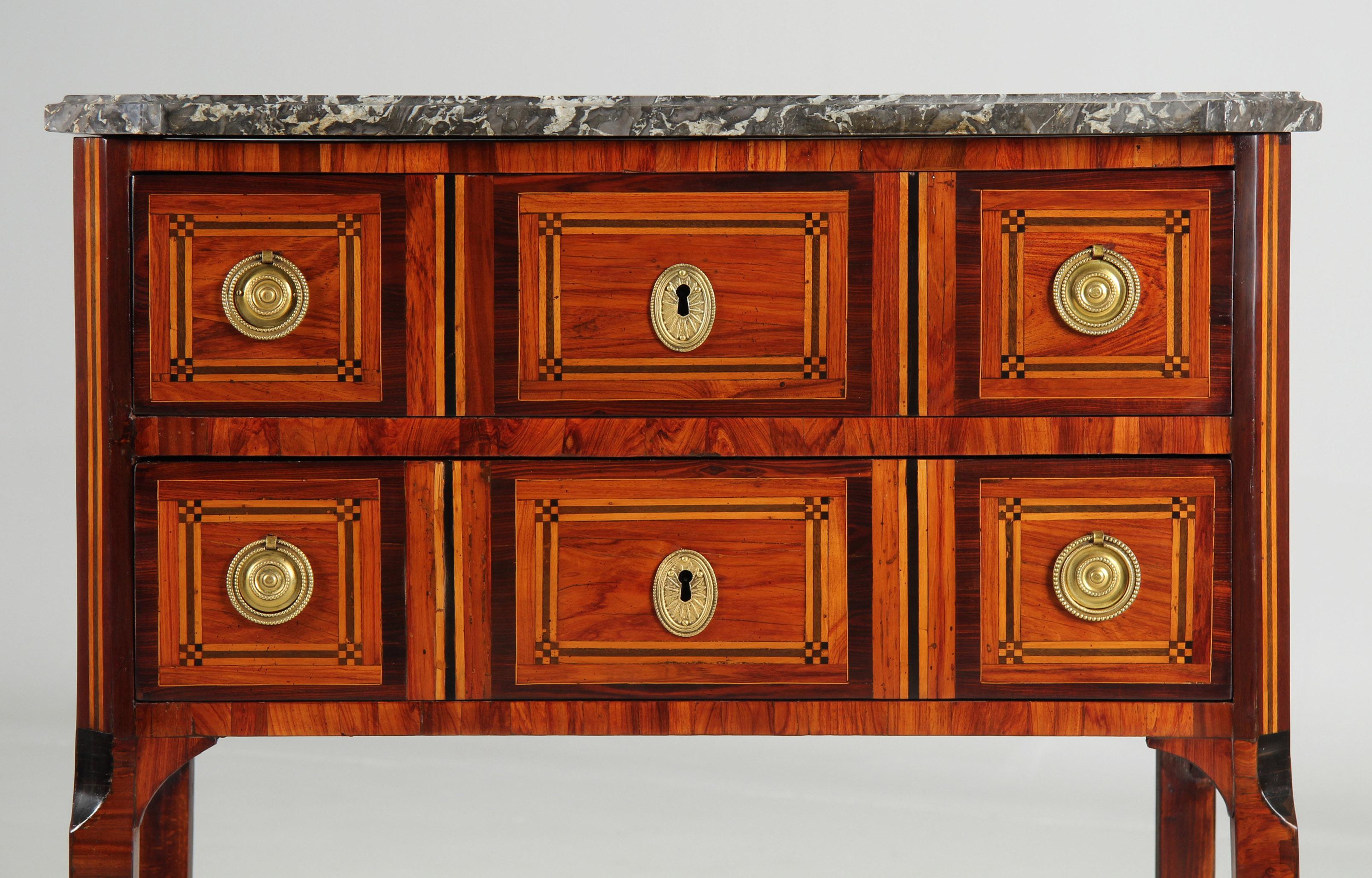 Francese Cassettiera di transizione del XVIII secolo con piano in marmo, Francia, circa 1780 in vendita