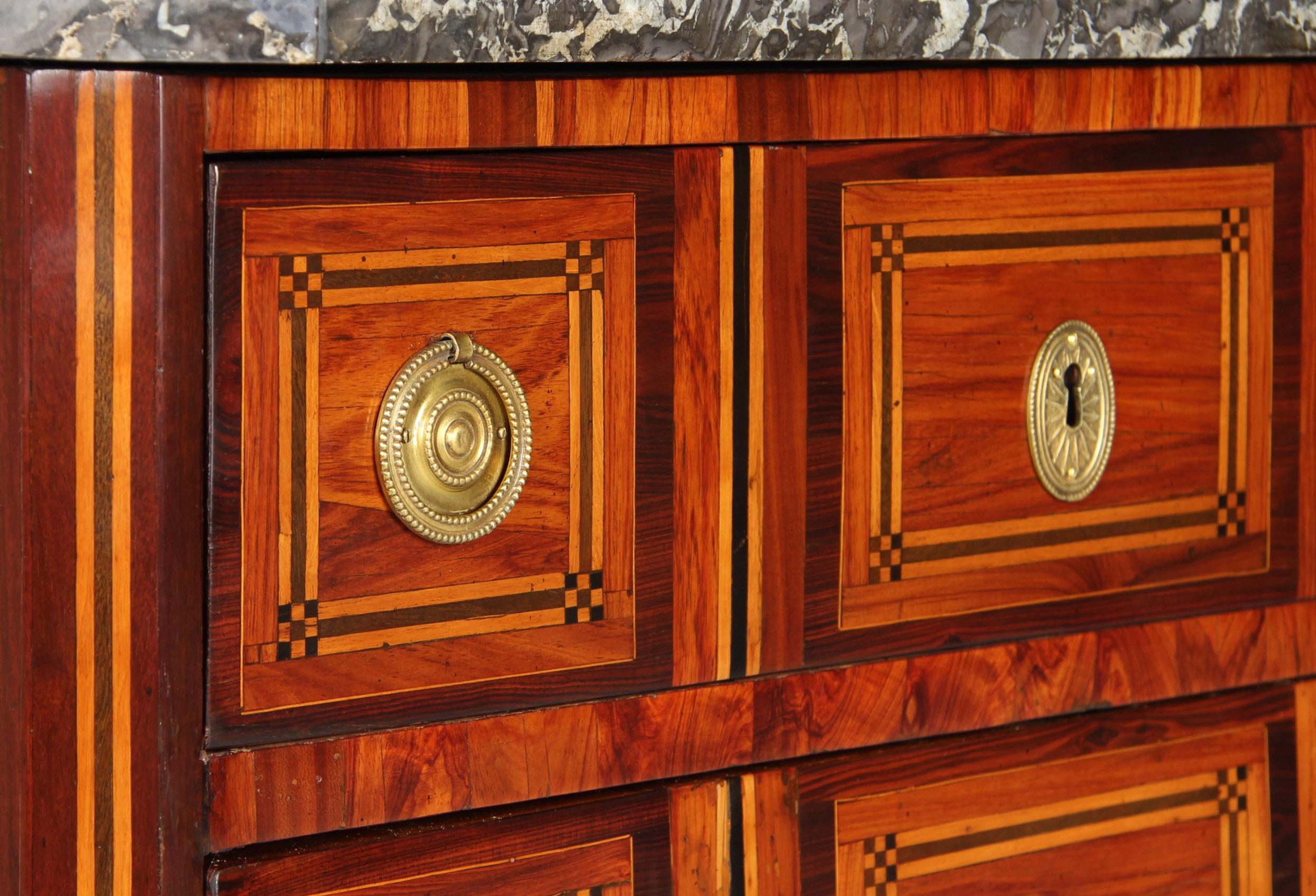 Marqueterie Cassettiera di transizione del XVIII secolo con piano in marmo, Francia, circa 1780 in vendita