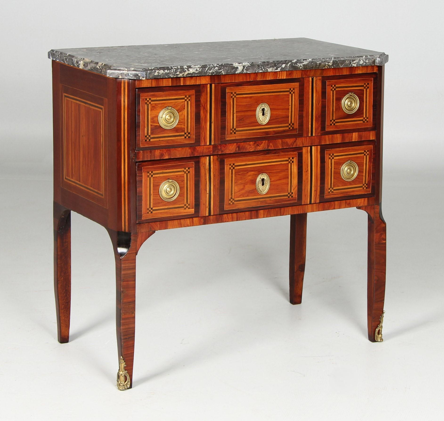 Cassettiera di transizione del XVIII secolo con piano in marmo, Francia, circa 1780 In condizioni buone in vendita a Greven, DE