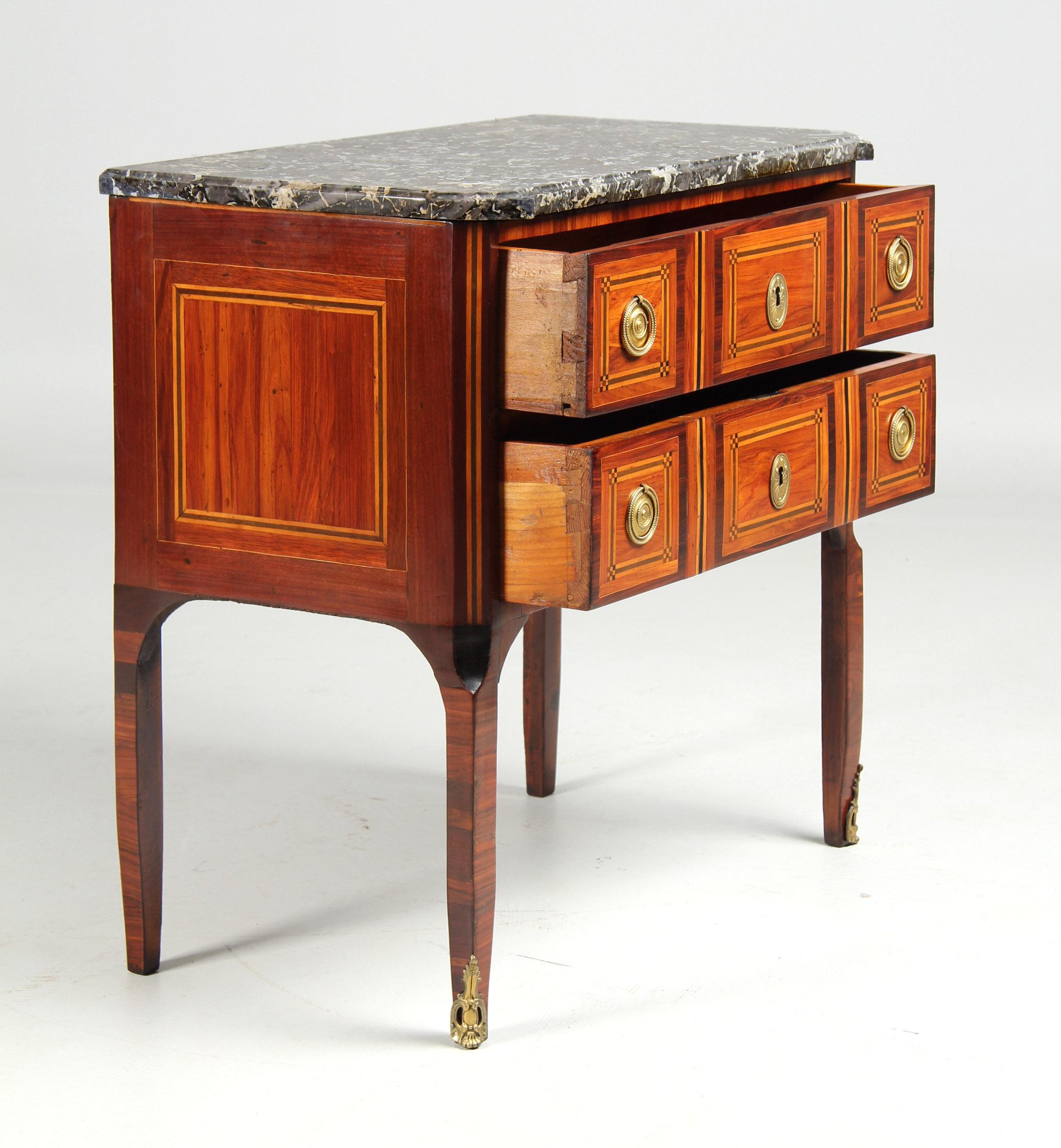 Fine XVIII secolo Cassettiera di transizione del XVIII secolo con piano in marmo, Francia, circa 1780 in vendita