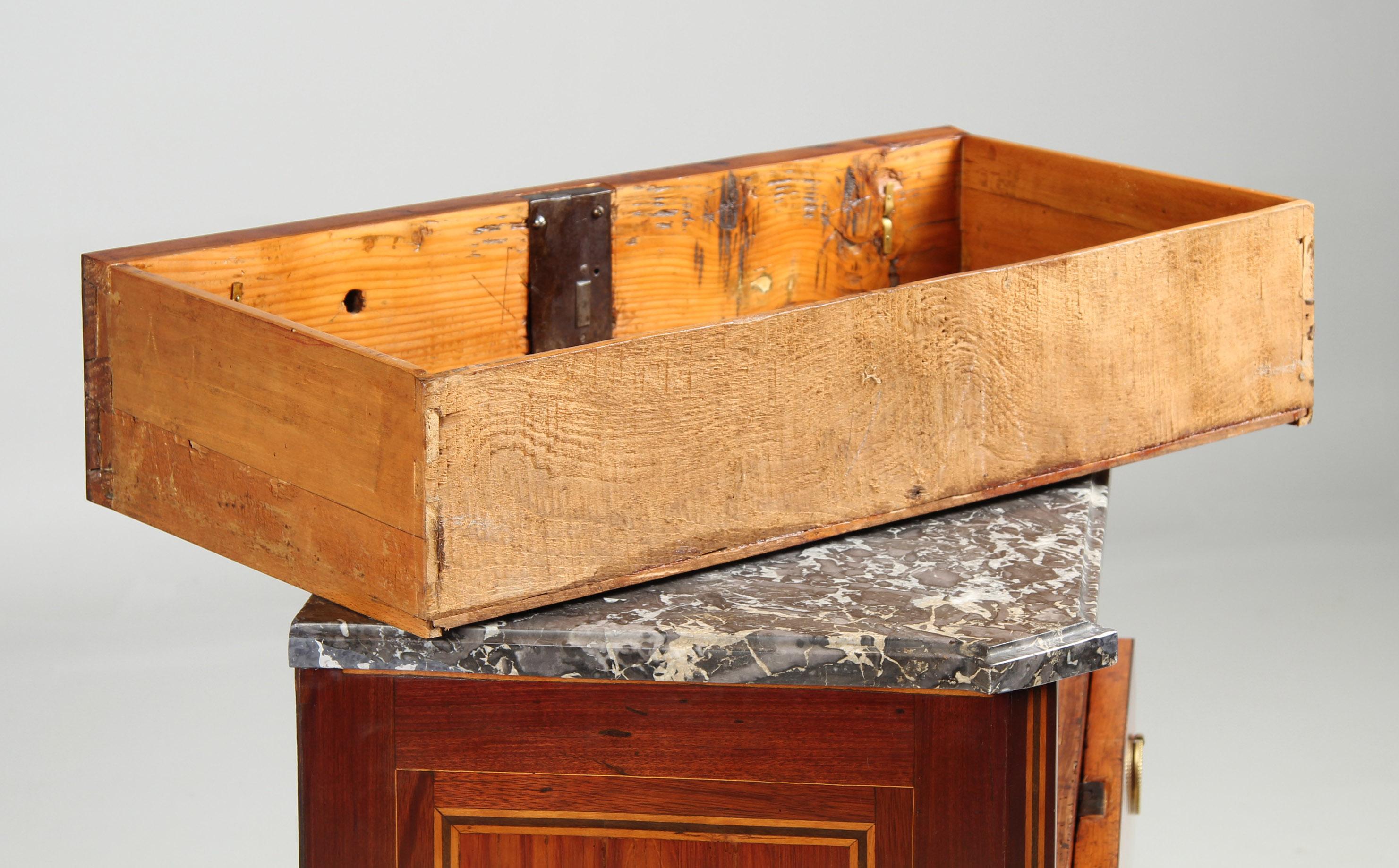 Marmo Cassettiera di transizione del XVIII secolo con piano in marmo, Francia, circa 1780 in vendita