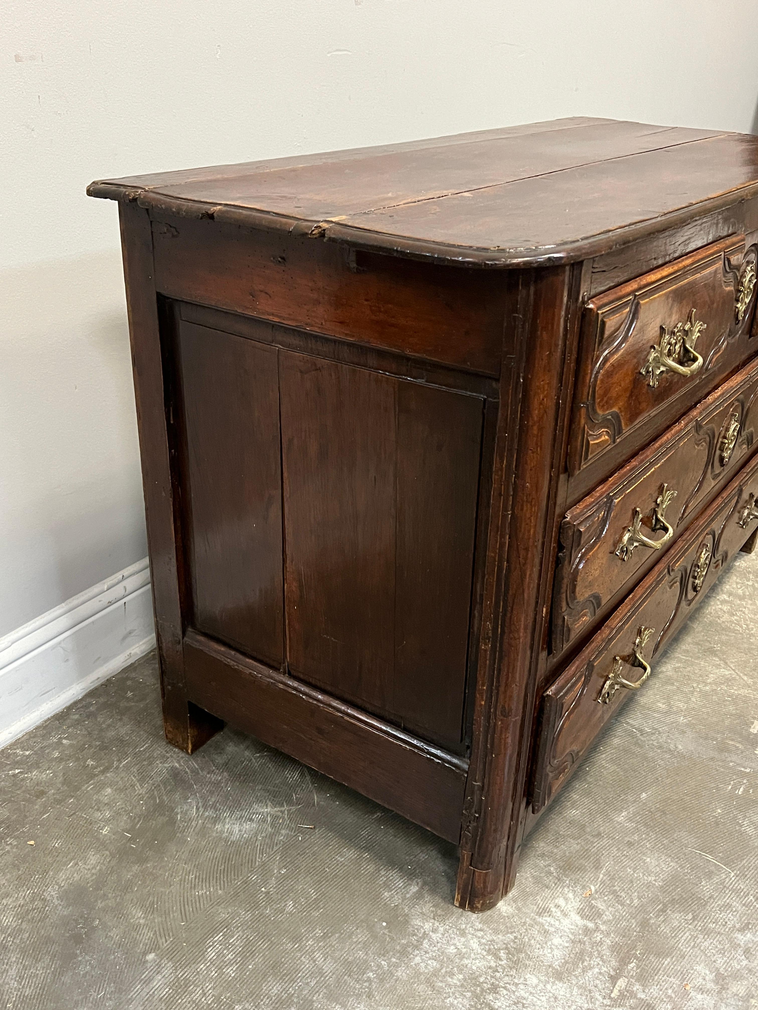 18th Century Transitional Louis XV to Louis XVI French Commode In Walnut In Good Condition For Sale In Houston, US