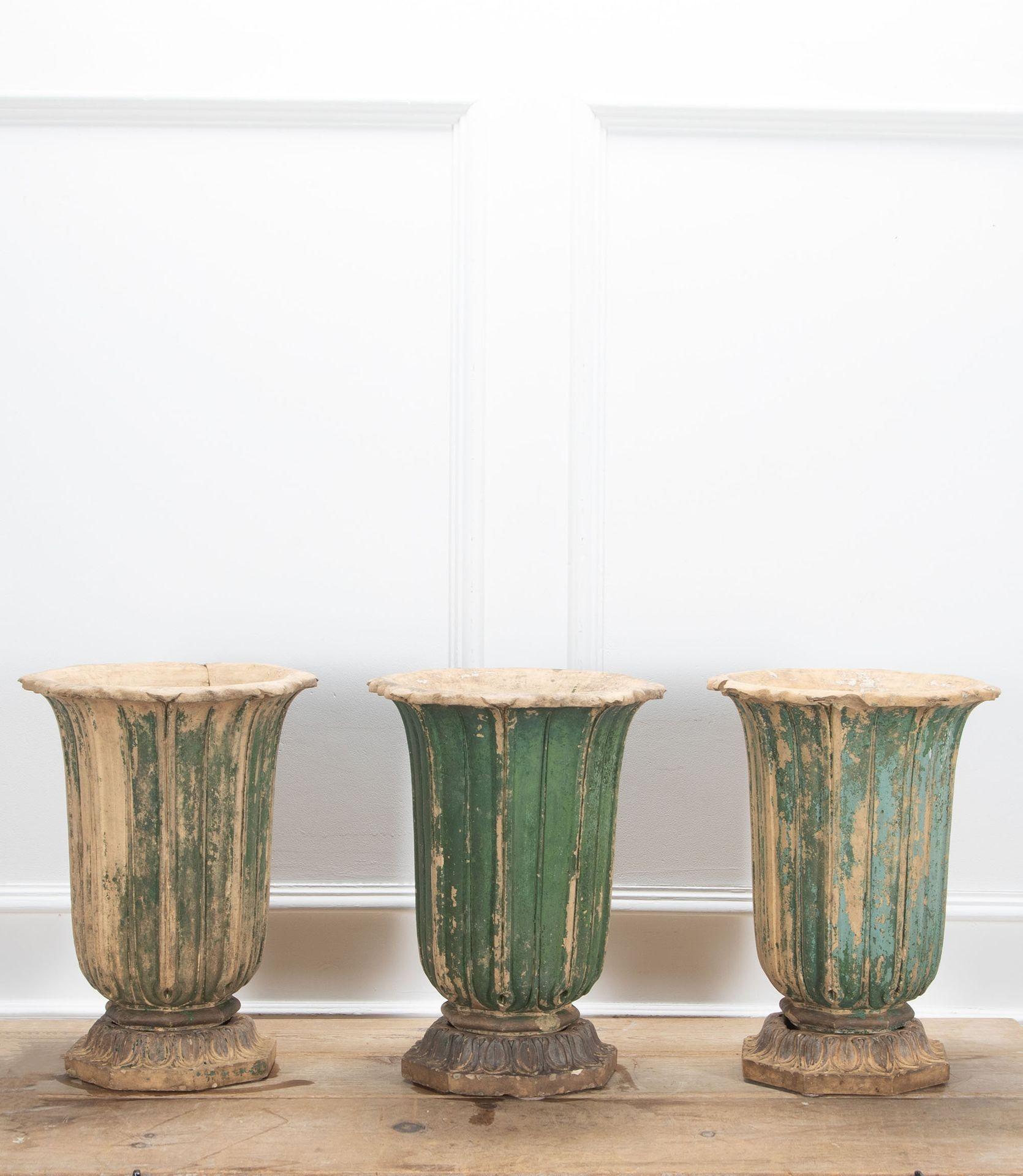 Trio de pots en terre cuite pâle du 18e siècle par John Marriott Blashfield.
Les pots portent tous le cachet du fabricant. La dernière vente connue d'un de ces pots a été documentée par Christie's il y a 10 ans. Ils sont pratiquement éteints et on