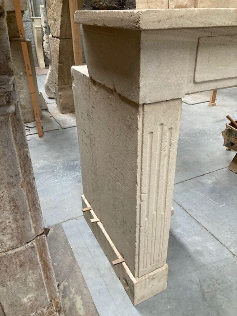 Trumeau-Kaminsims aus französischem Kalkstein aus dem 18. Jahrhundert (18. Jahrhundert und früher) im Angebot