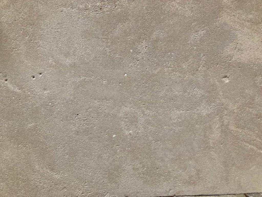 Trumeau-Kaminsims aus französischem Kalkstein aus dem 18. Jahrhundert im Angebot 1