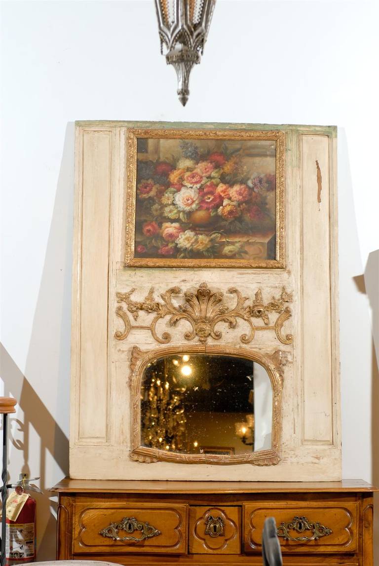 Miroir trumeau français peint de style Louis XV, datant du XVIIIe siècle, avec une peinture à l'huile florale originale et des motifs sculptés en bois doré. Né en France au cours de la seconde moitié du XVIIIe siècle, cet exquis miroir trumeau