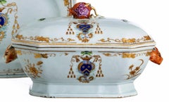 Soupière du XVIIIe siècle avec plat de présentation orné d'un blason