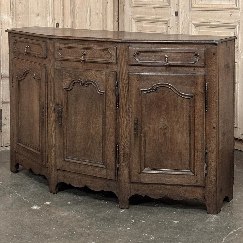 Il buffet rustico toscano del XVIII secolo proveniente dal Nord Italia mostra lo stile unico tipico della regione.  La sezione centrale è abbastanza profonda per i piatti da portata più grandi, mentre i lati sono inclinati verso la parete per