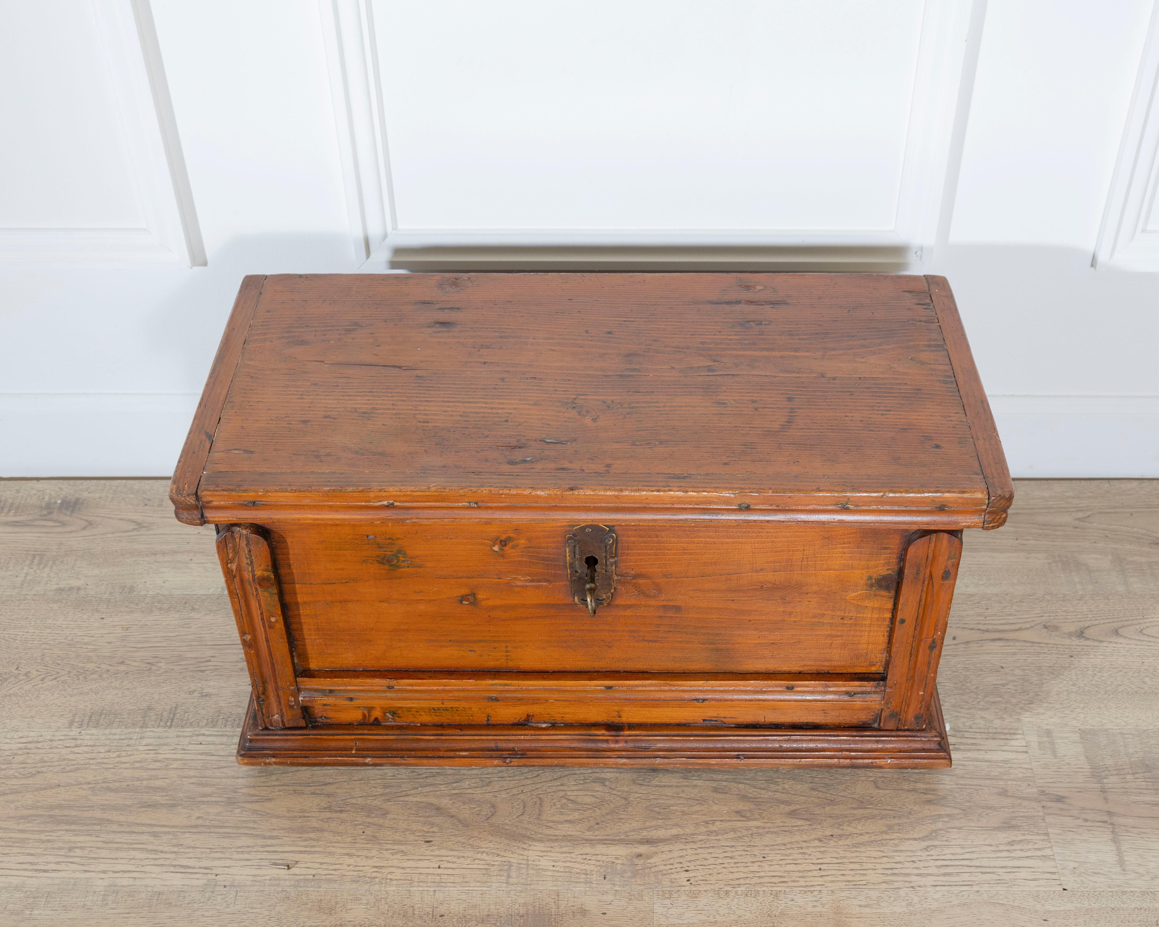 Boîte de voyage en sapin de Toscane du XVIIIe siècle en vente 1