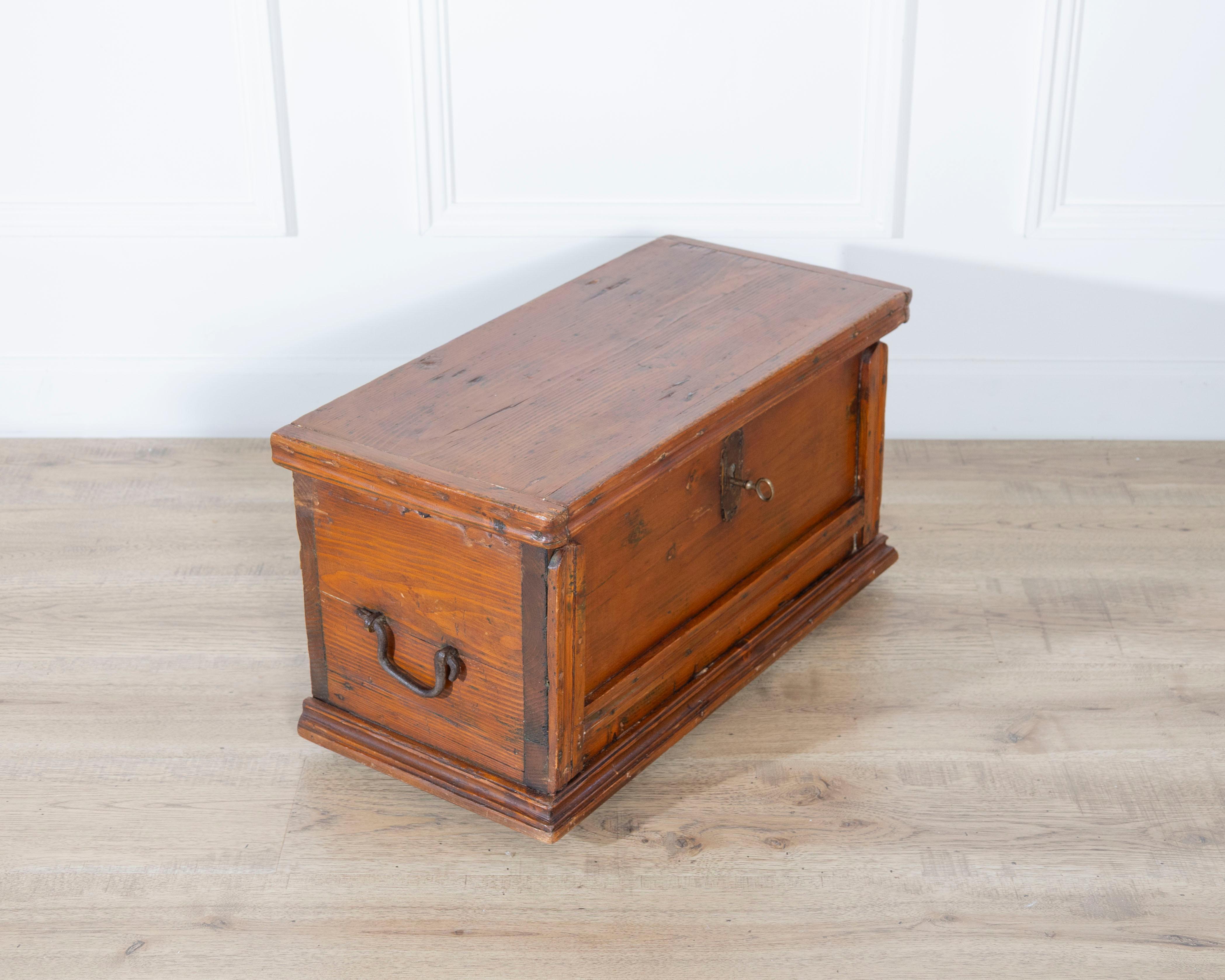 Boîte de voyage en sapin de Toscane du XVIIIe siècle en vente 2