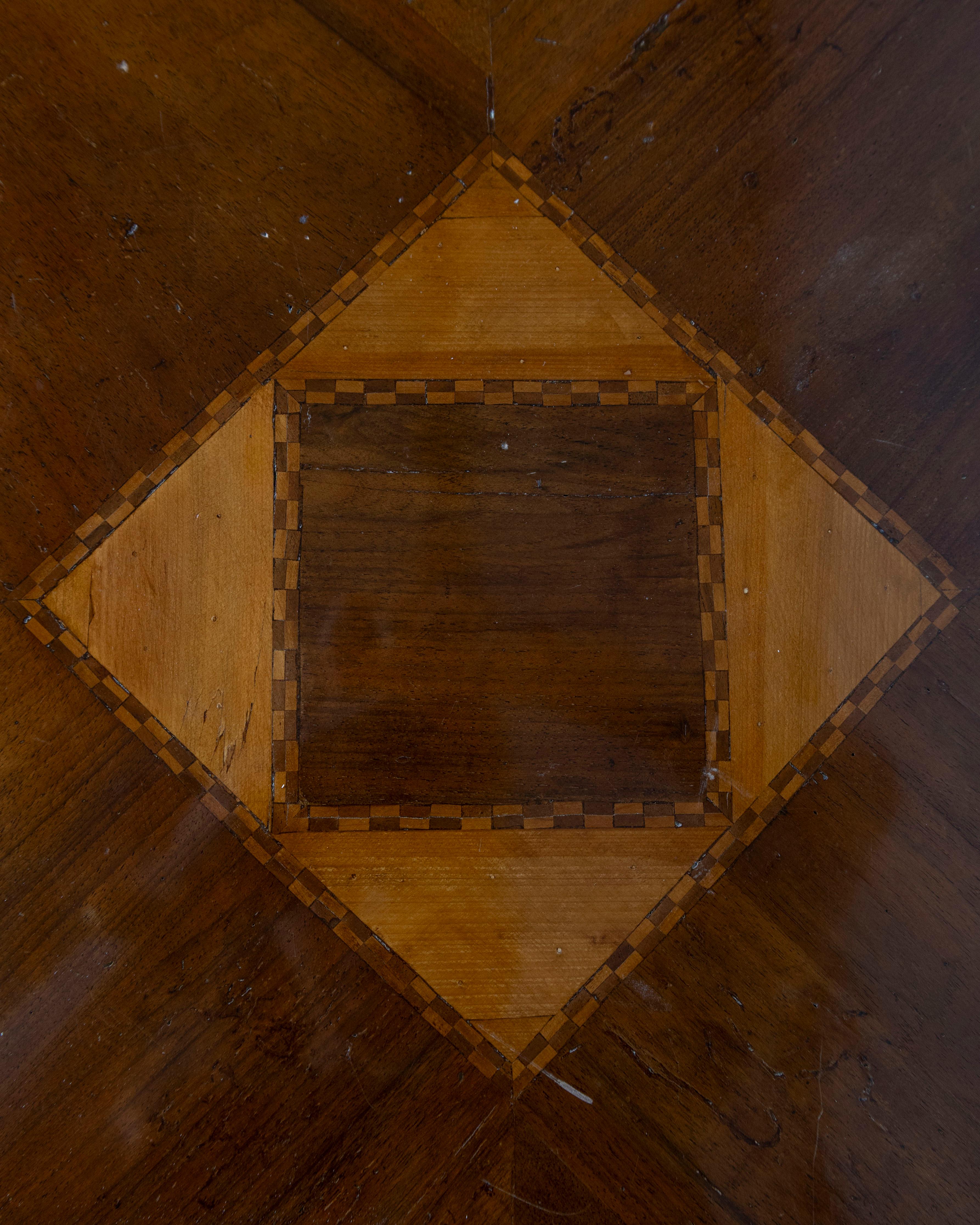Table à jeux en marqueterie toscane du 18e siècle avec marqueterie géométrique en vente 6