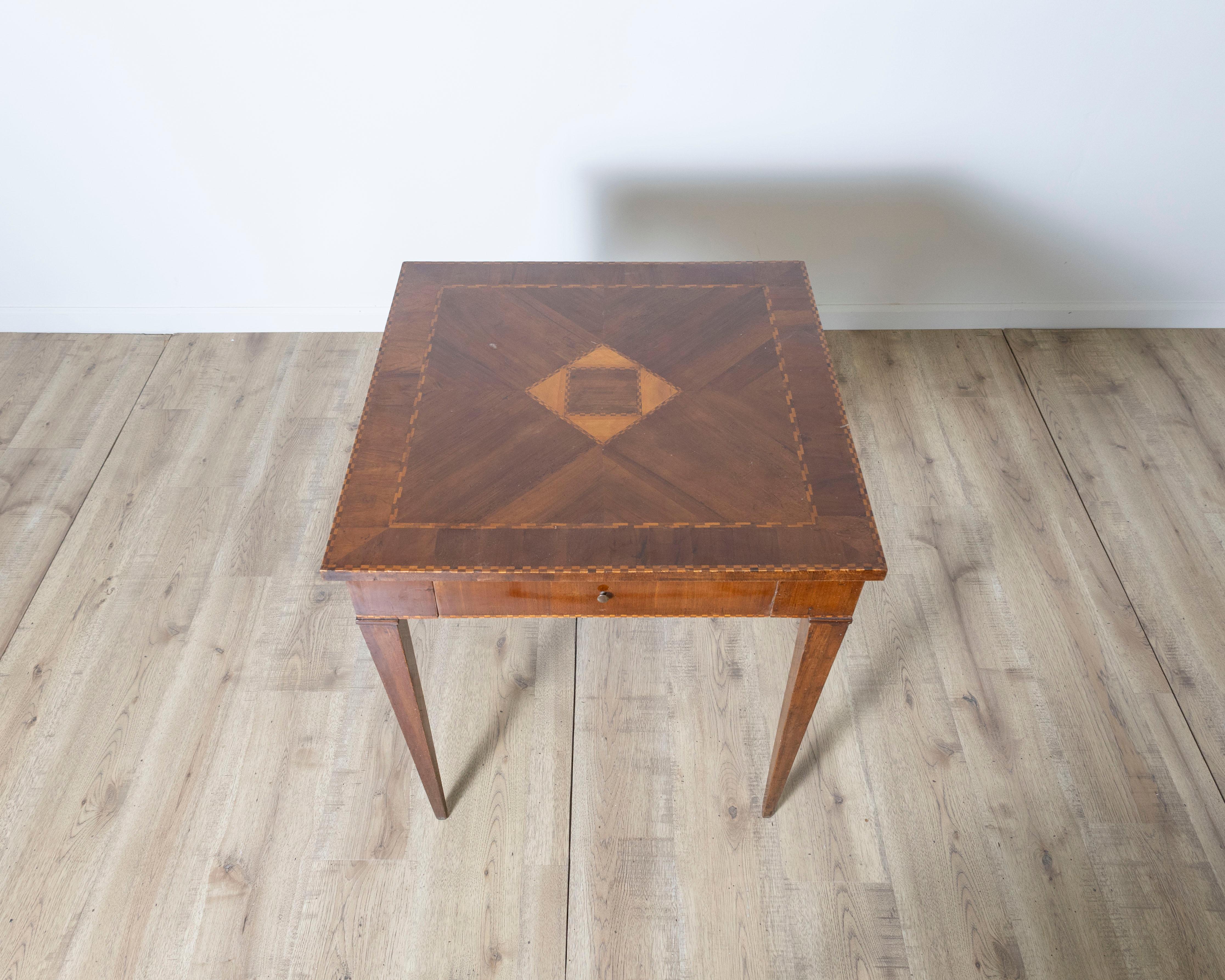 italien Table à jeux en marqueterie toscane du 18e siècle avec marqueterie géométrique en vente
