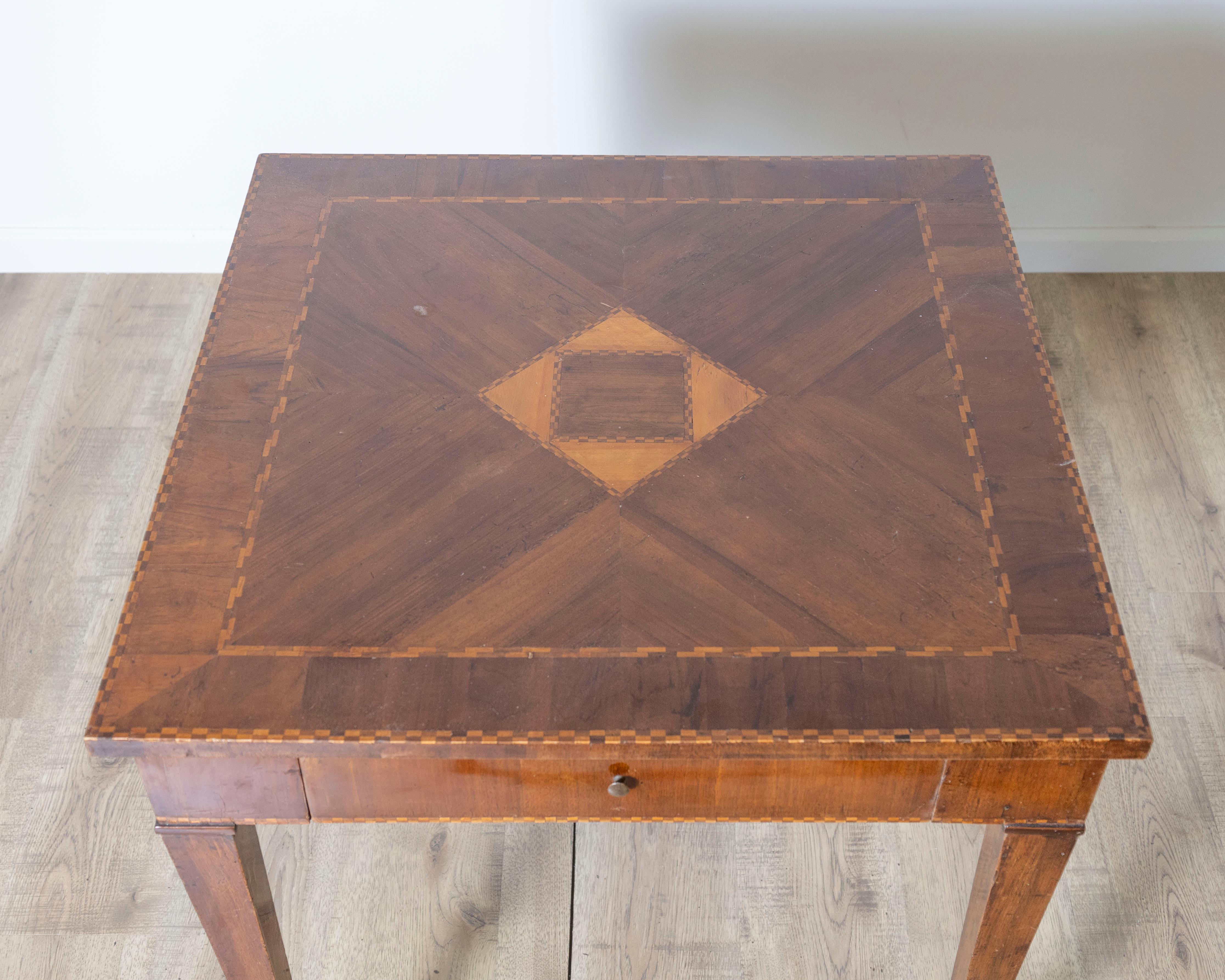 Table à jeux en marqueterie toscane du 18e siècle avec marqueterie géométrique Bon état - En vente à Atlanta, GA