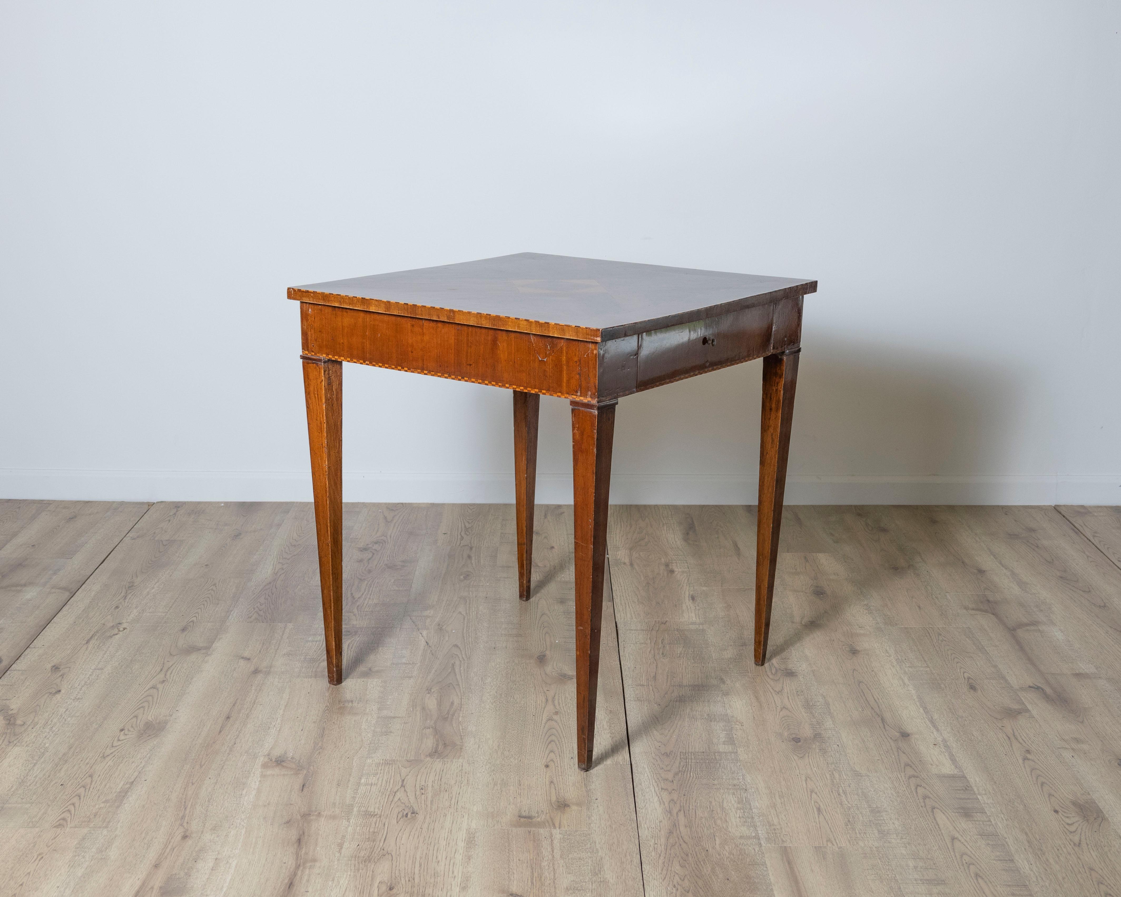 Noyer Table à jeux en marqueterie toscane du 18e siècle avec marqueterie géométrique en vente