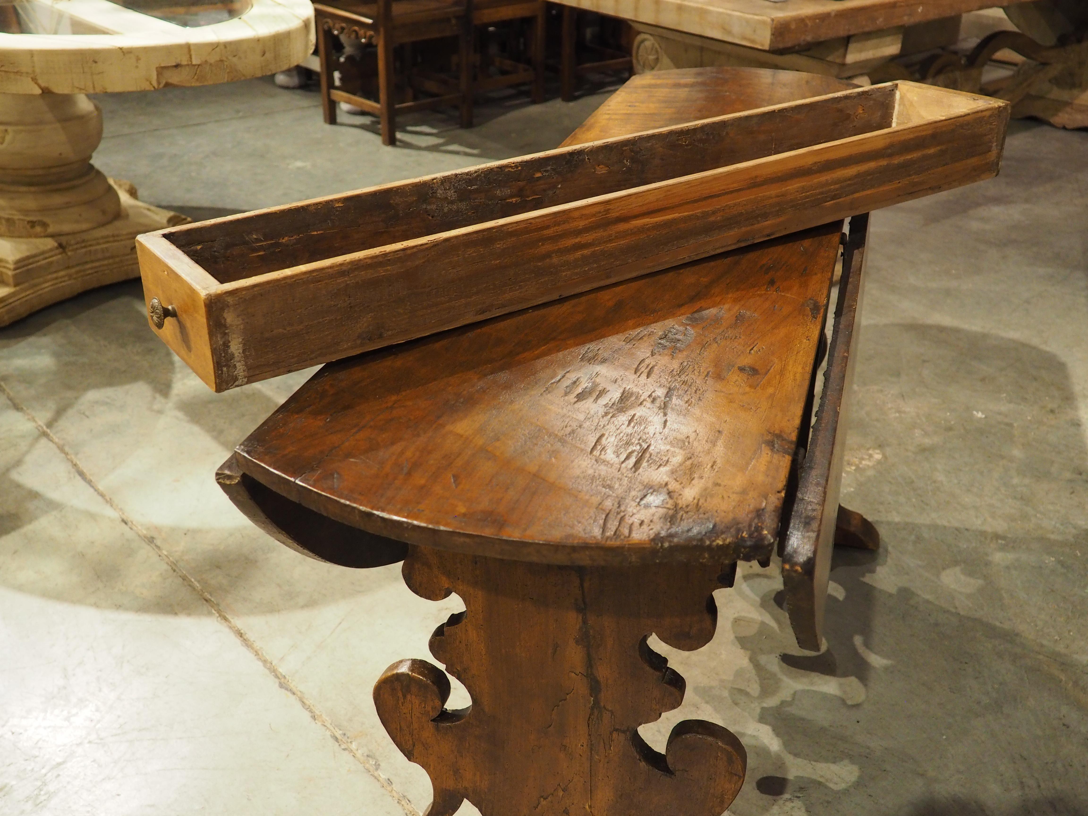18th Century Tuscan Oval Drop Leaf Table in Carved Walnut For Sale 3