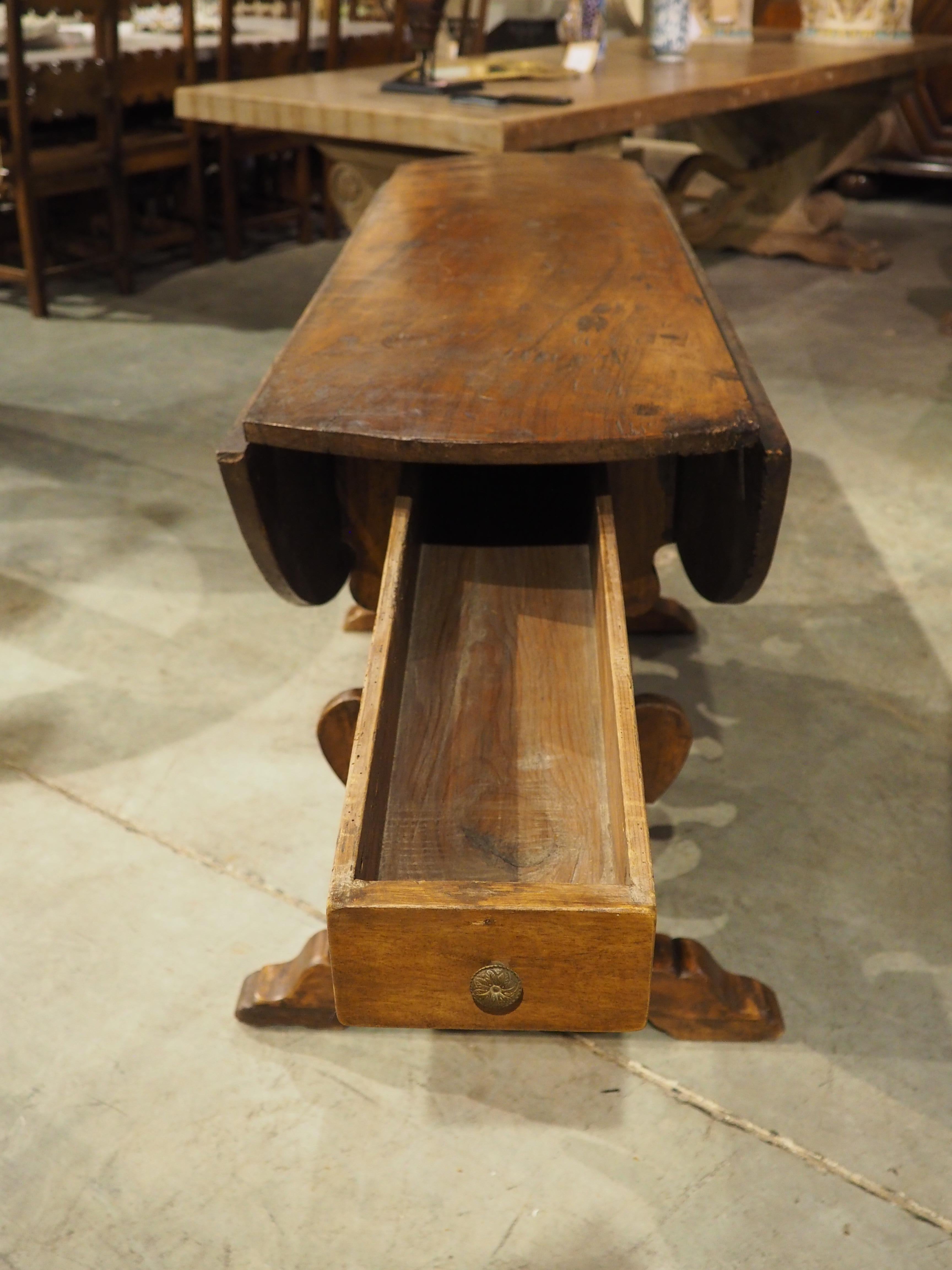 18th Century Tuscan Oval Drop Leaf Table in Carved Walnut For Sale 4