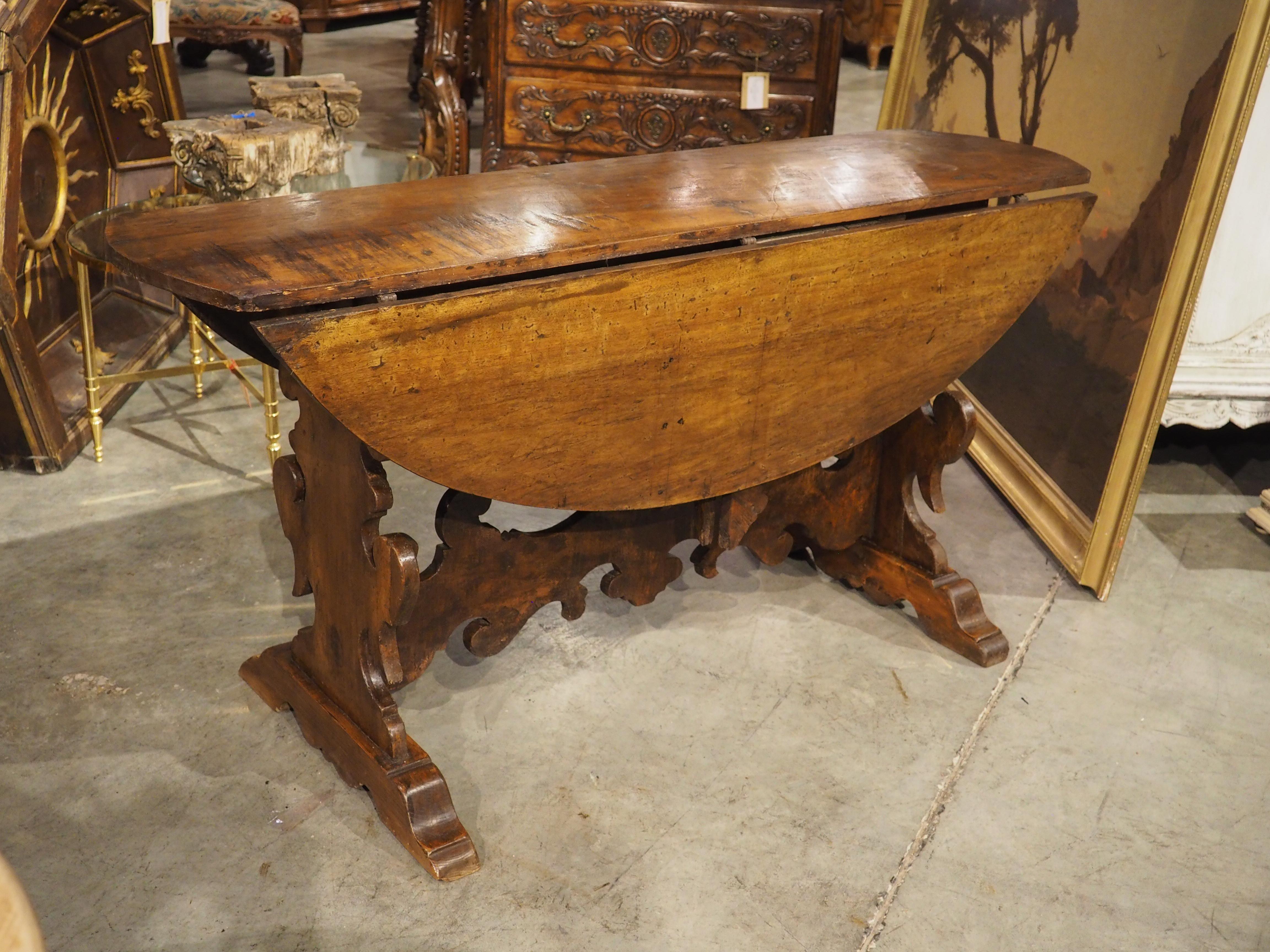 18th Century Tuscan Oval Drop Leaf Table in Carved Walnut For Sale 5