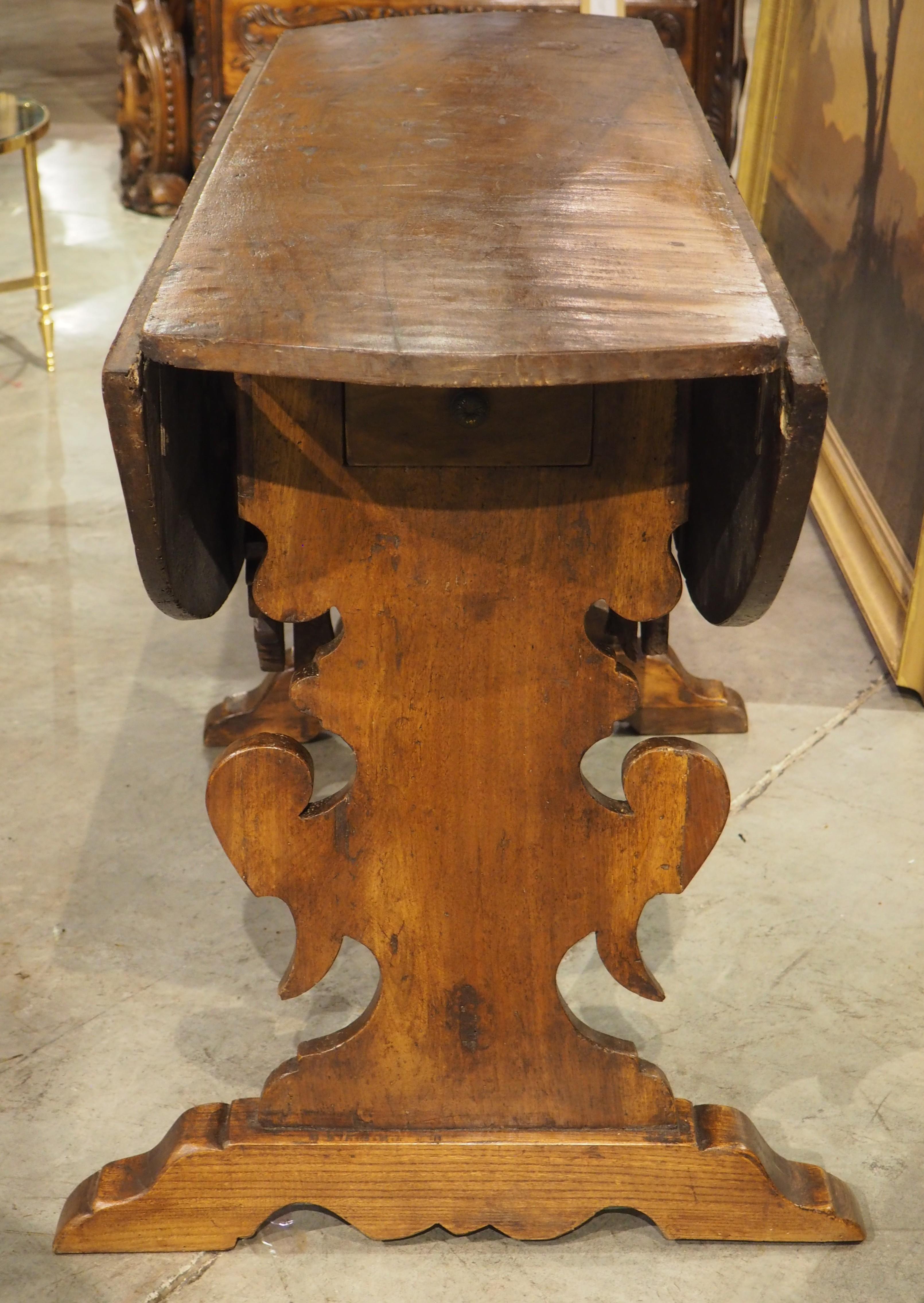 18th Century Tuscan Oval Drop Leaf Table in Carved Walnut For Sale 6