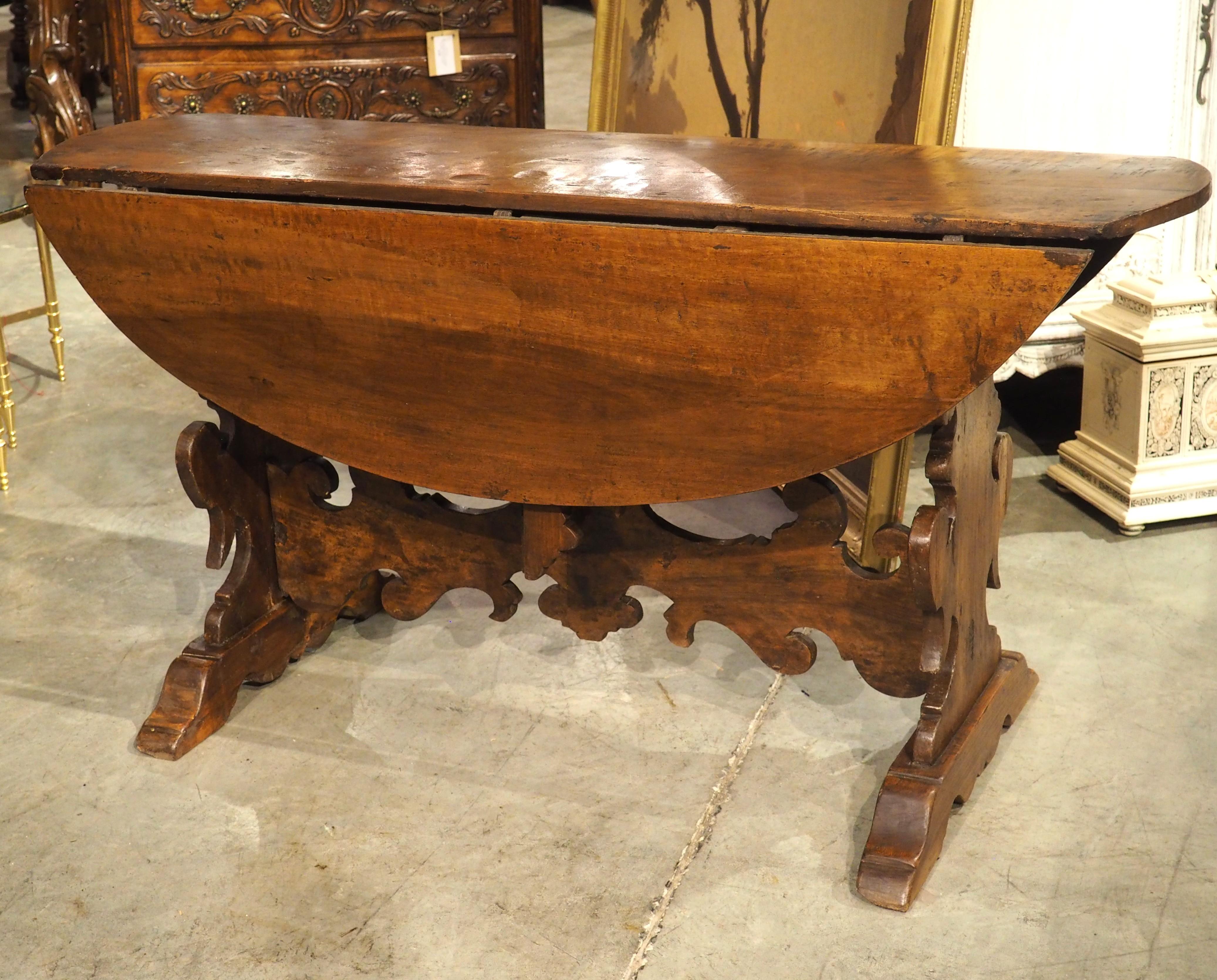 18th Century Tuscan Oval Drop Leaf Table in Carved Walnut For Sale 7